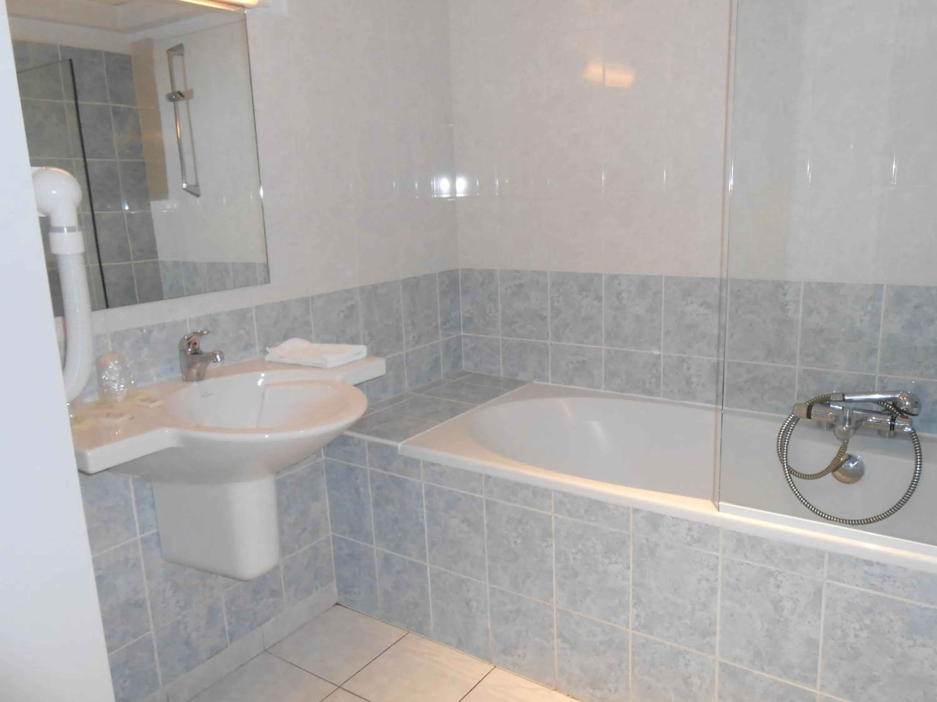 Bathroom in le tout va bien