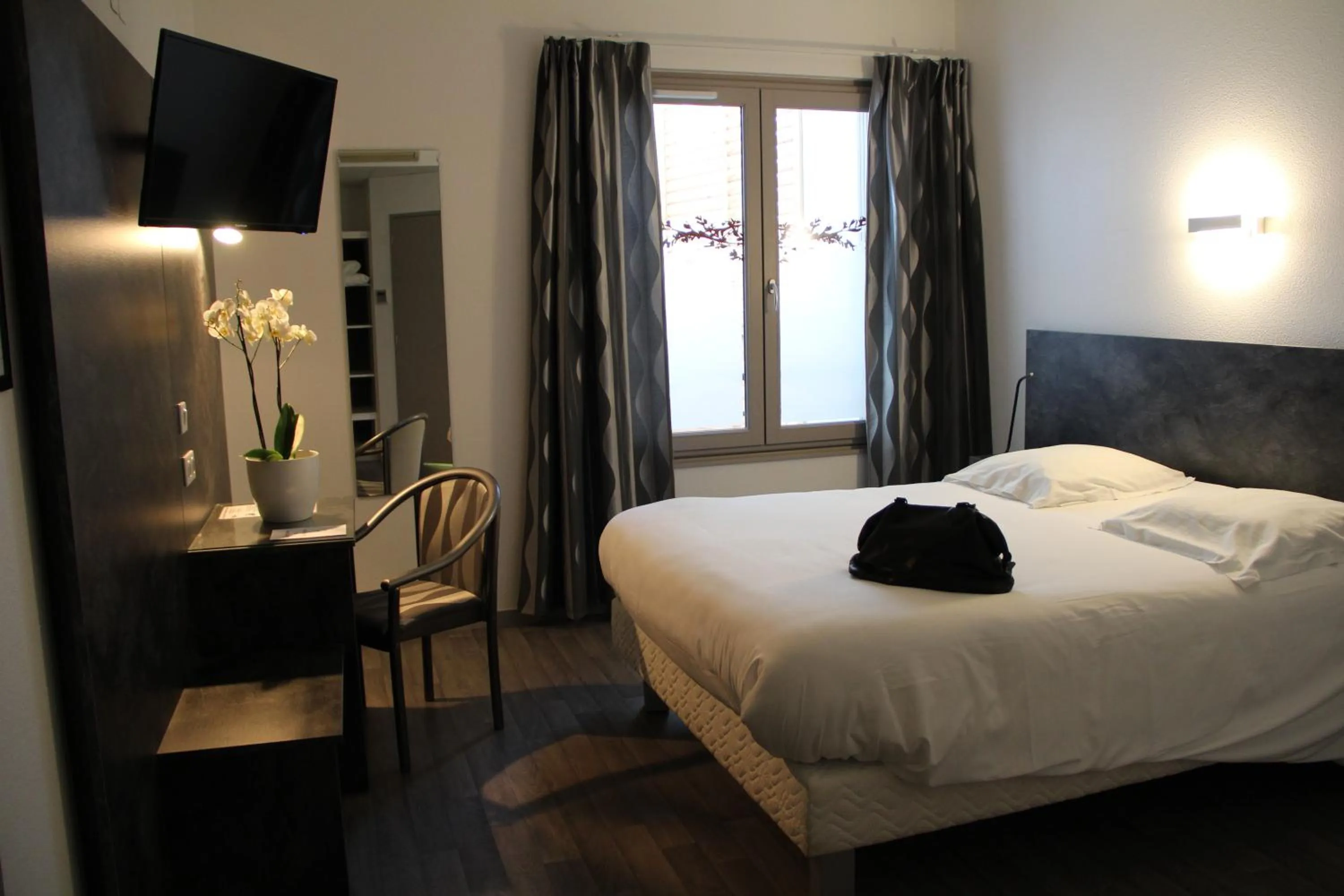 Photo of the whole room, Bed in le tout va bien