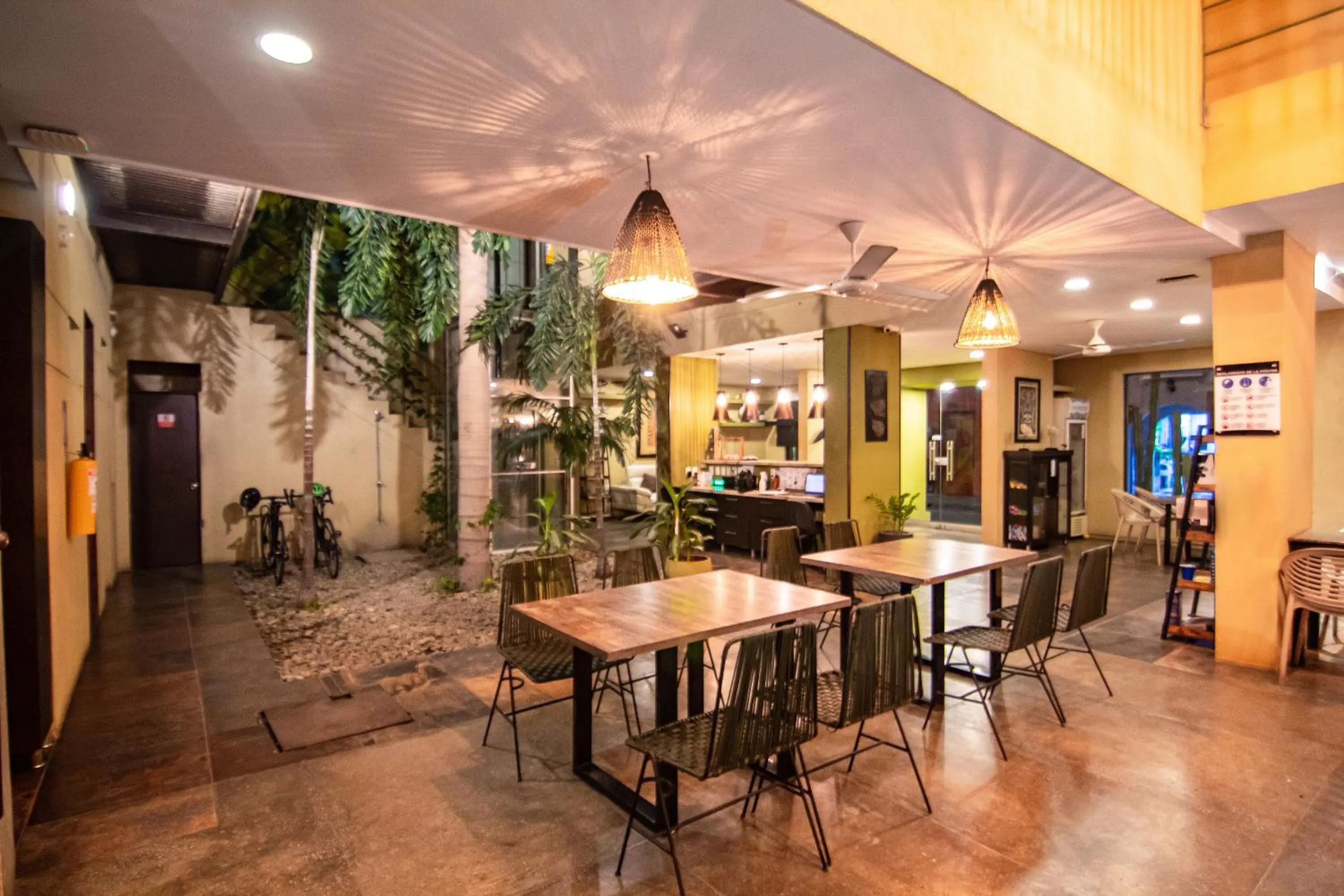 Restaurant/places to eat in Oasis Fresh Hotel