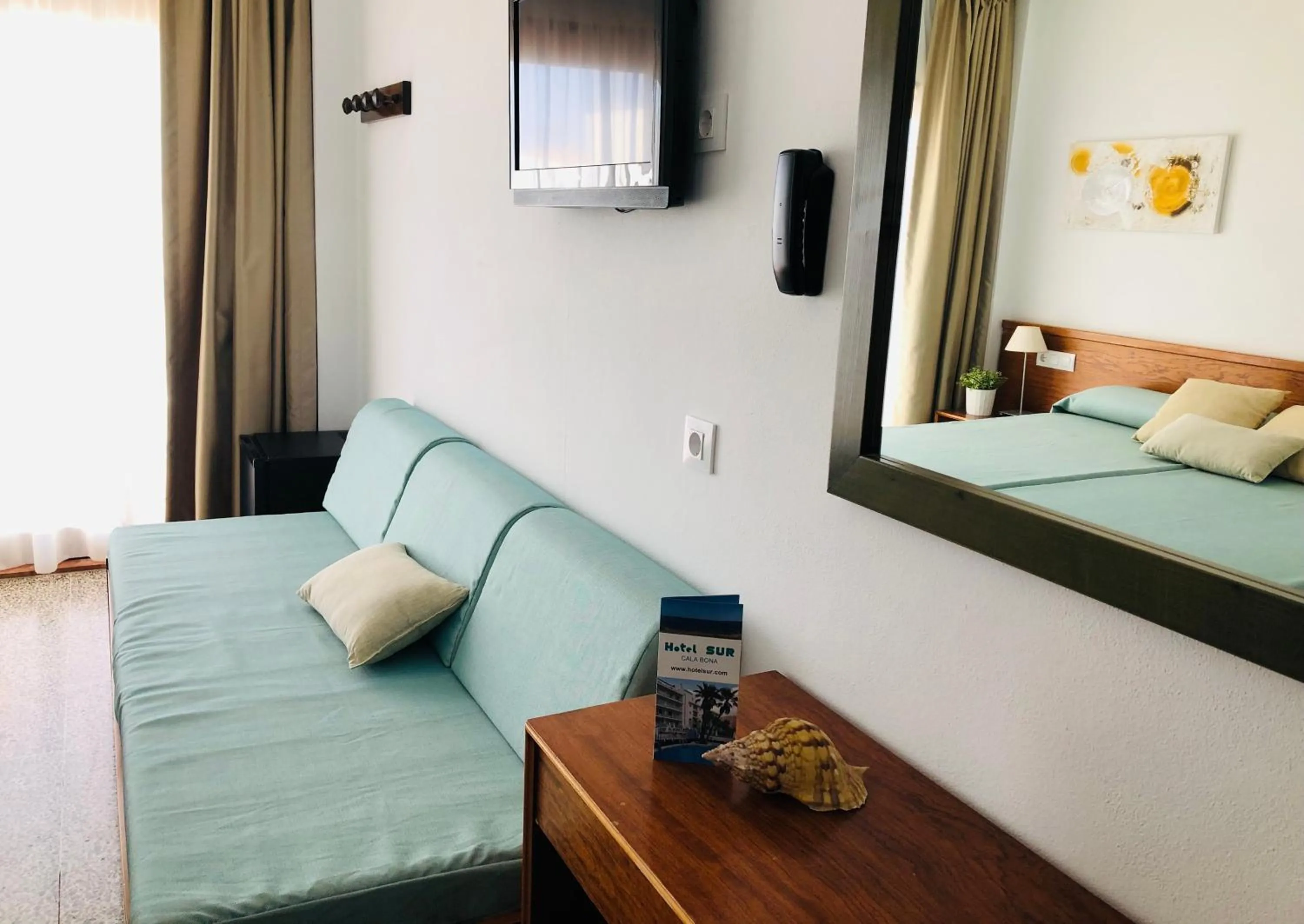 Bedroom, Bed in Hotel Sur