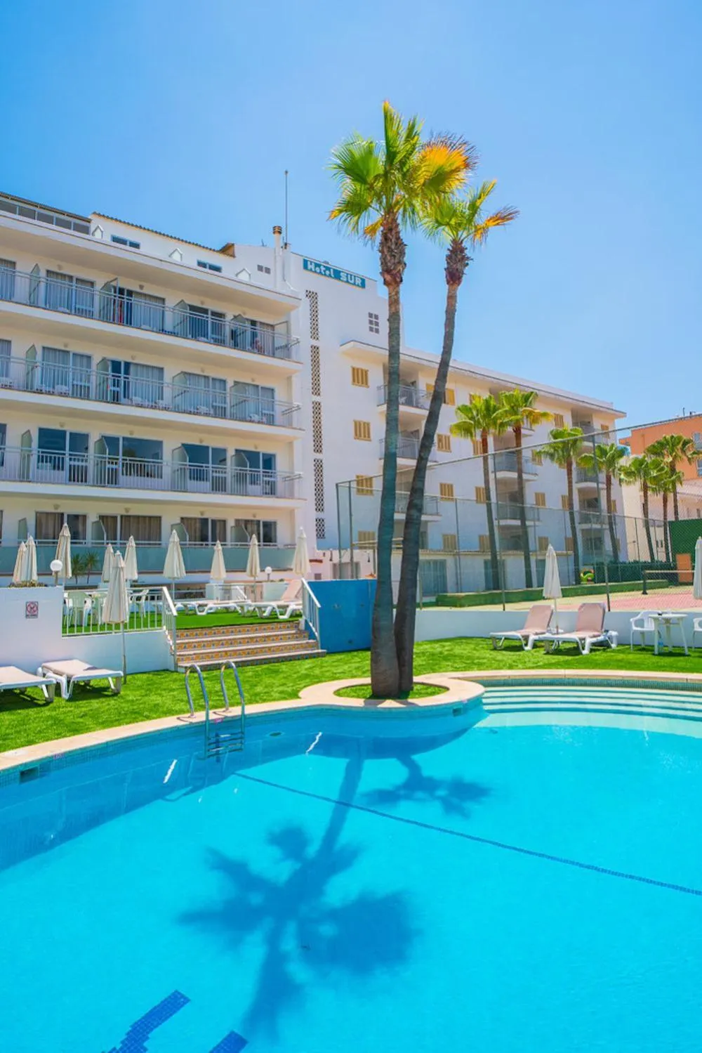 Swimming pool in Hotel Sur