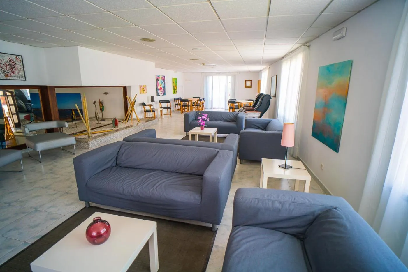 Communal lounge/ TV room in Hotel Sur