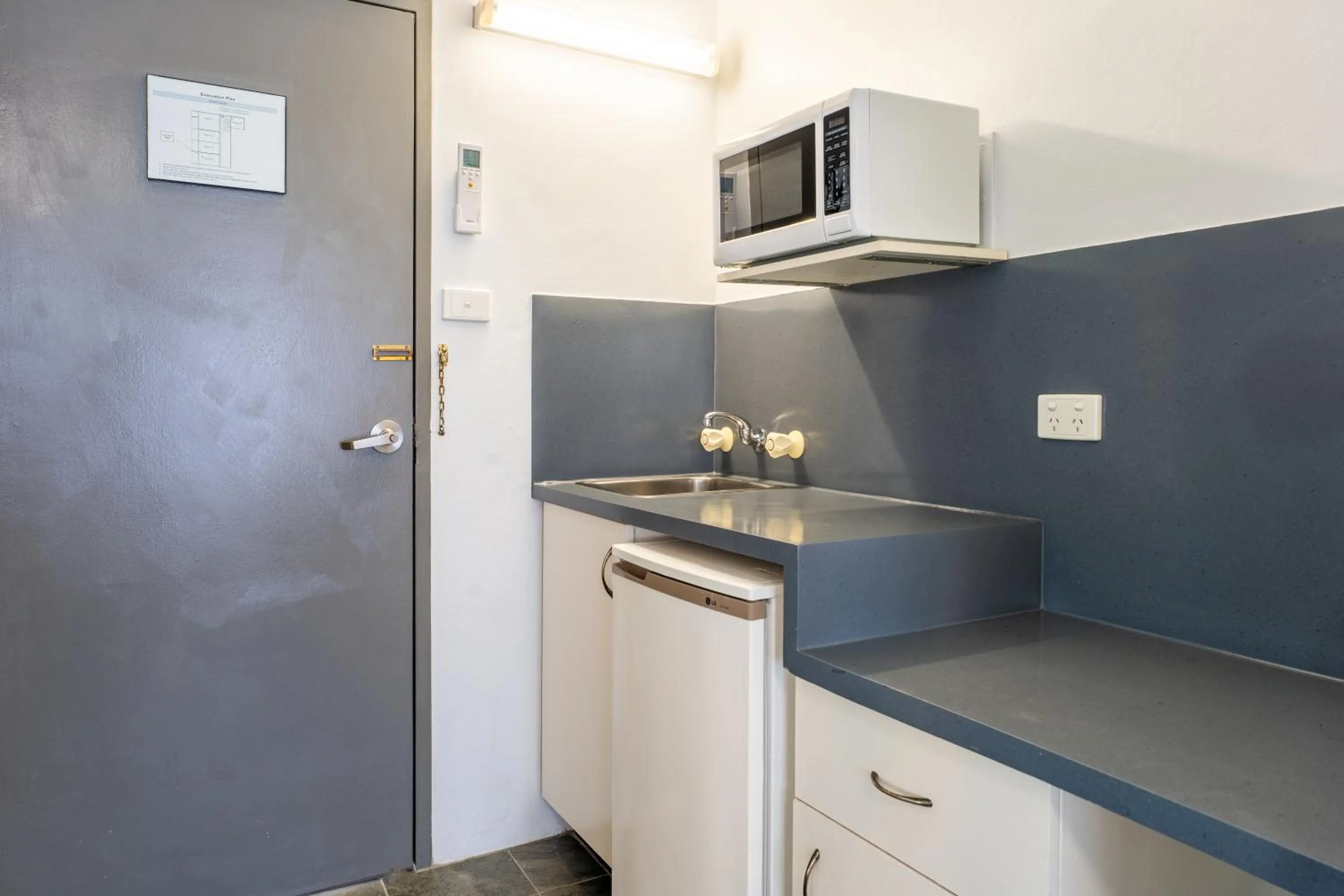 Kitchen or kitchenette in Port Aloha Motel