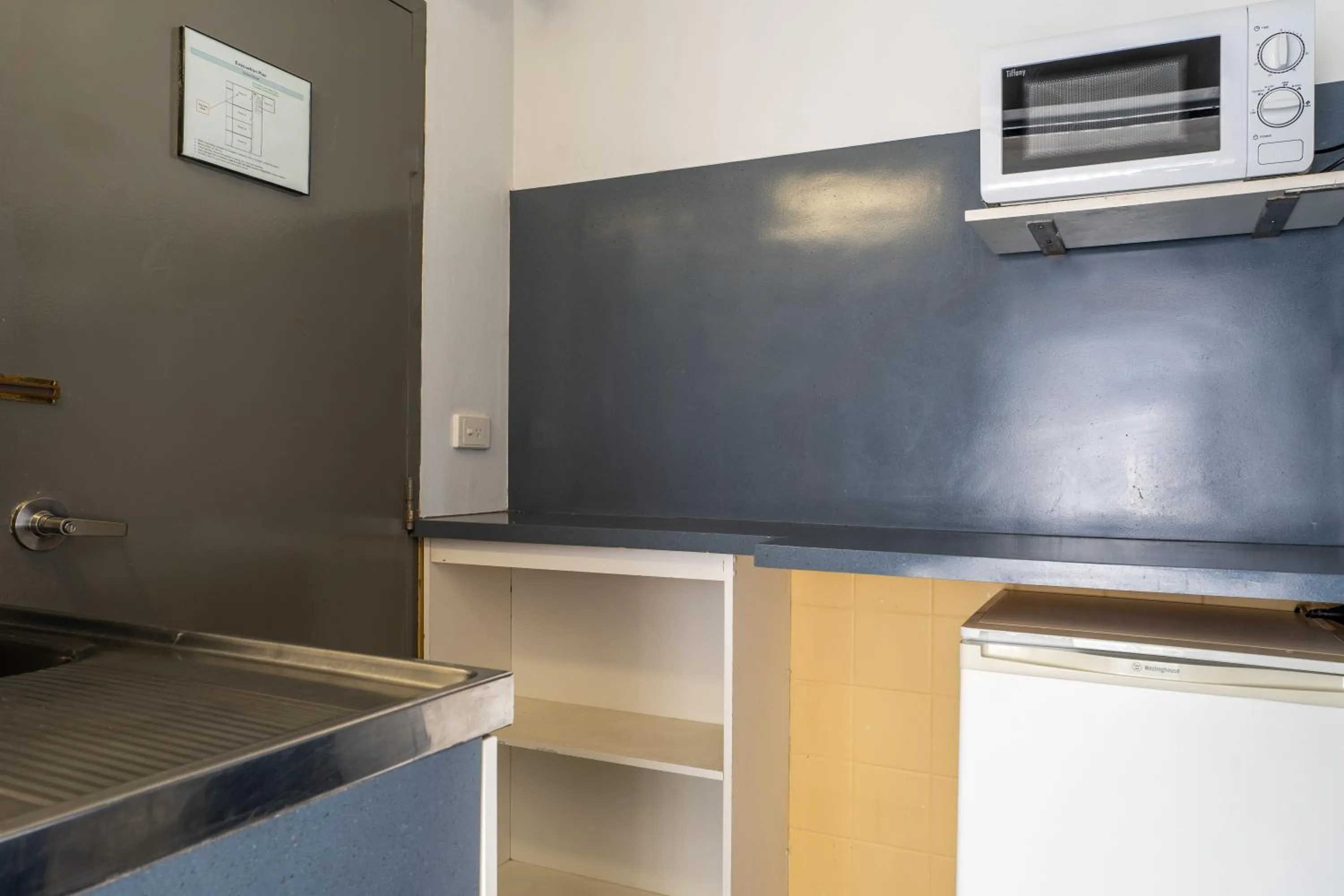 Kitchen or kitchenette in Port Aloha Motel