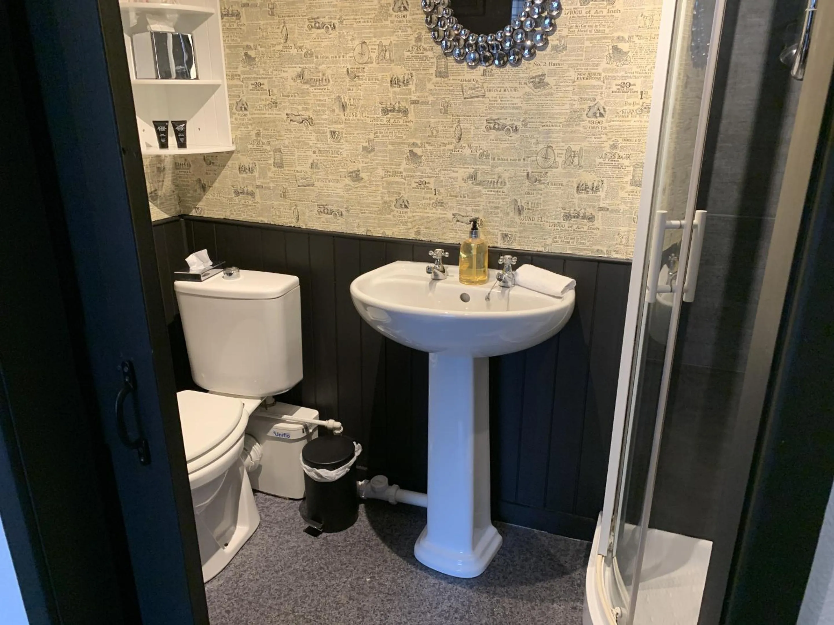 Bathroom in Kingsmere Guest House