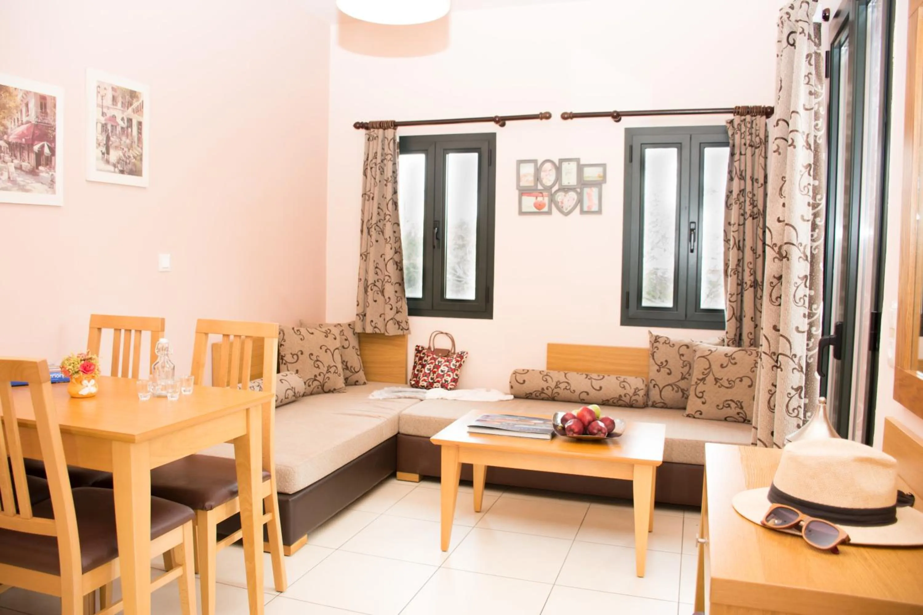 Dining area in Marigianna Apartments