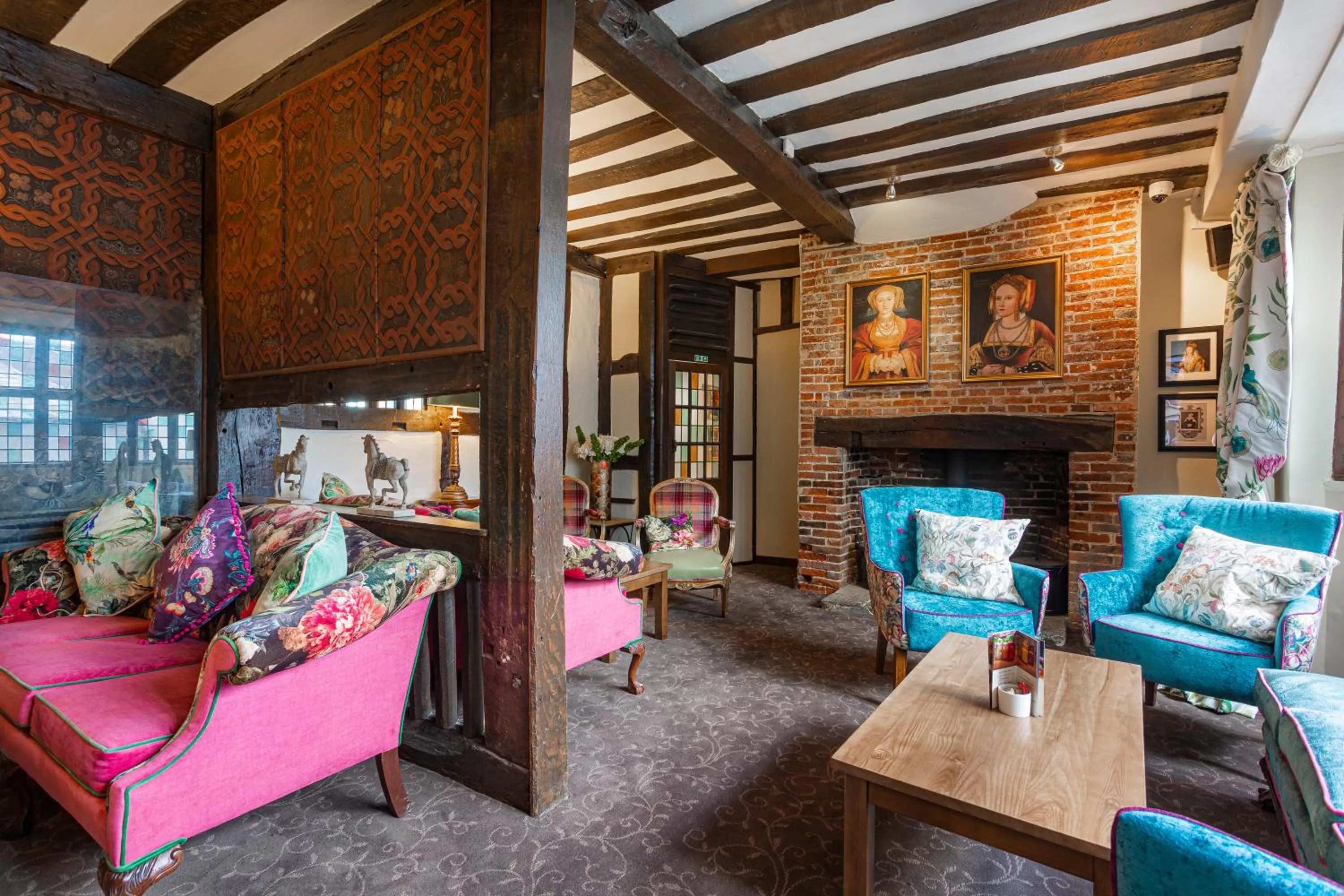 Lounge or bar in The White Horse Hotel, Romsey, Hampshire - The Coaching Inn Group