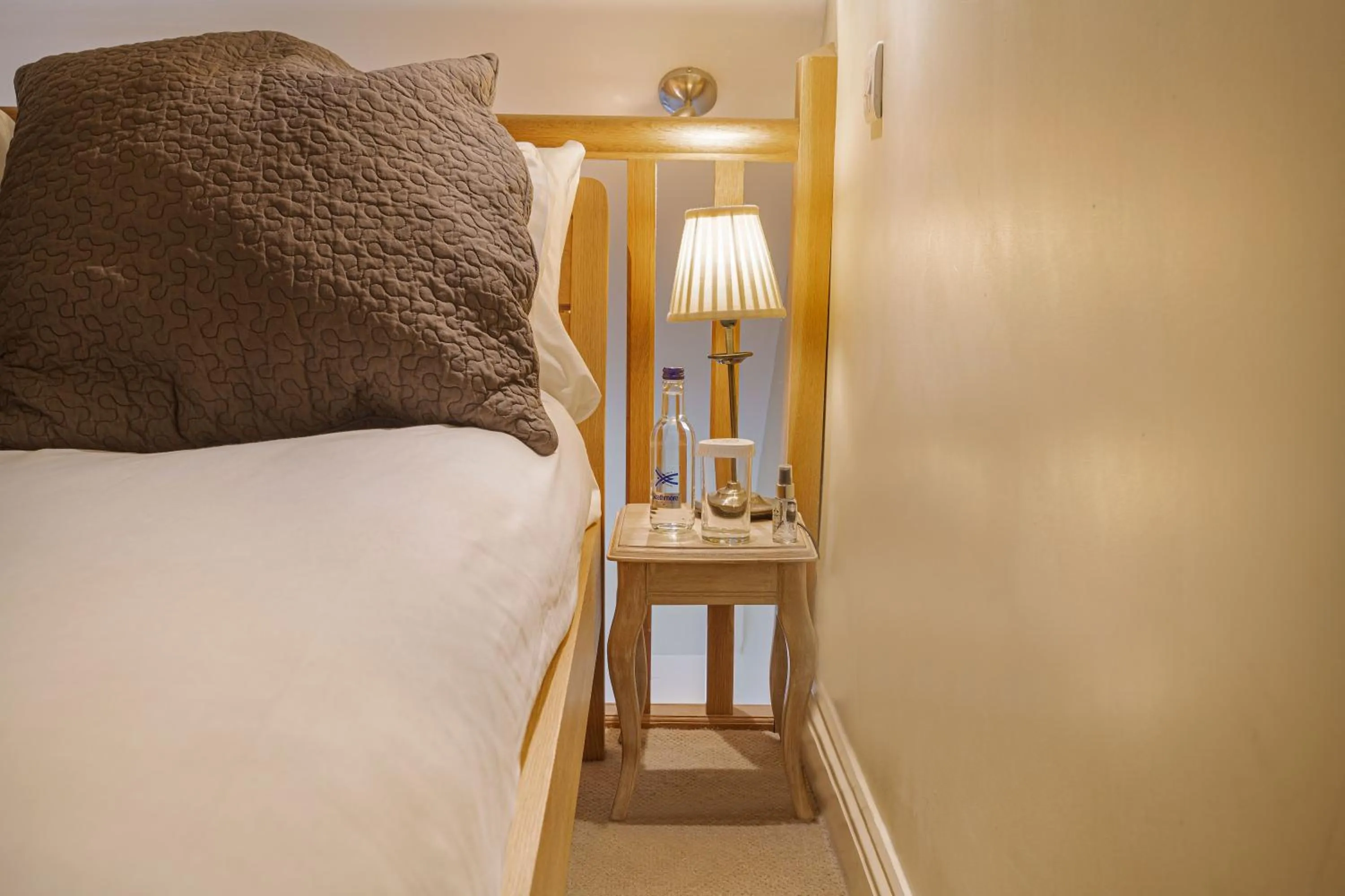 Bed in The White Horse Hotel, Romsey, Hampshire - The Coaching Inn Group