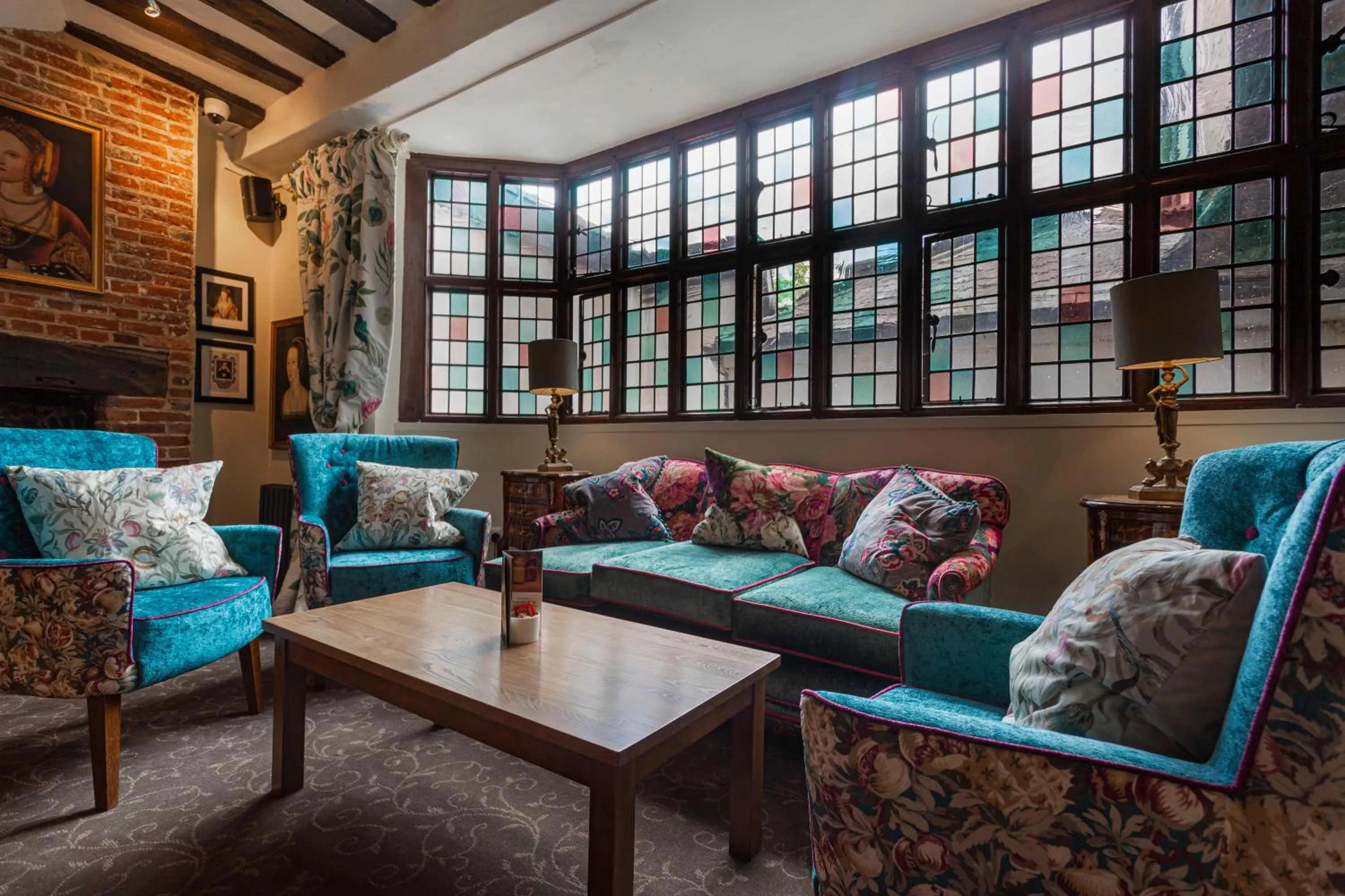 Lounge or bar in The White Horse Hotel, Romsey, Hampshire - The Coaching Inn Group