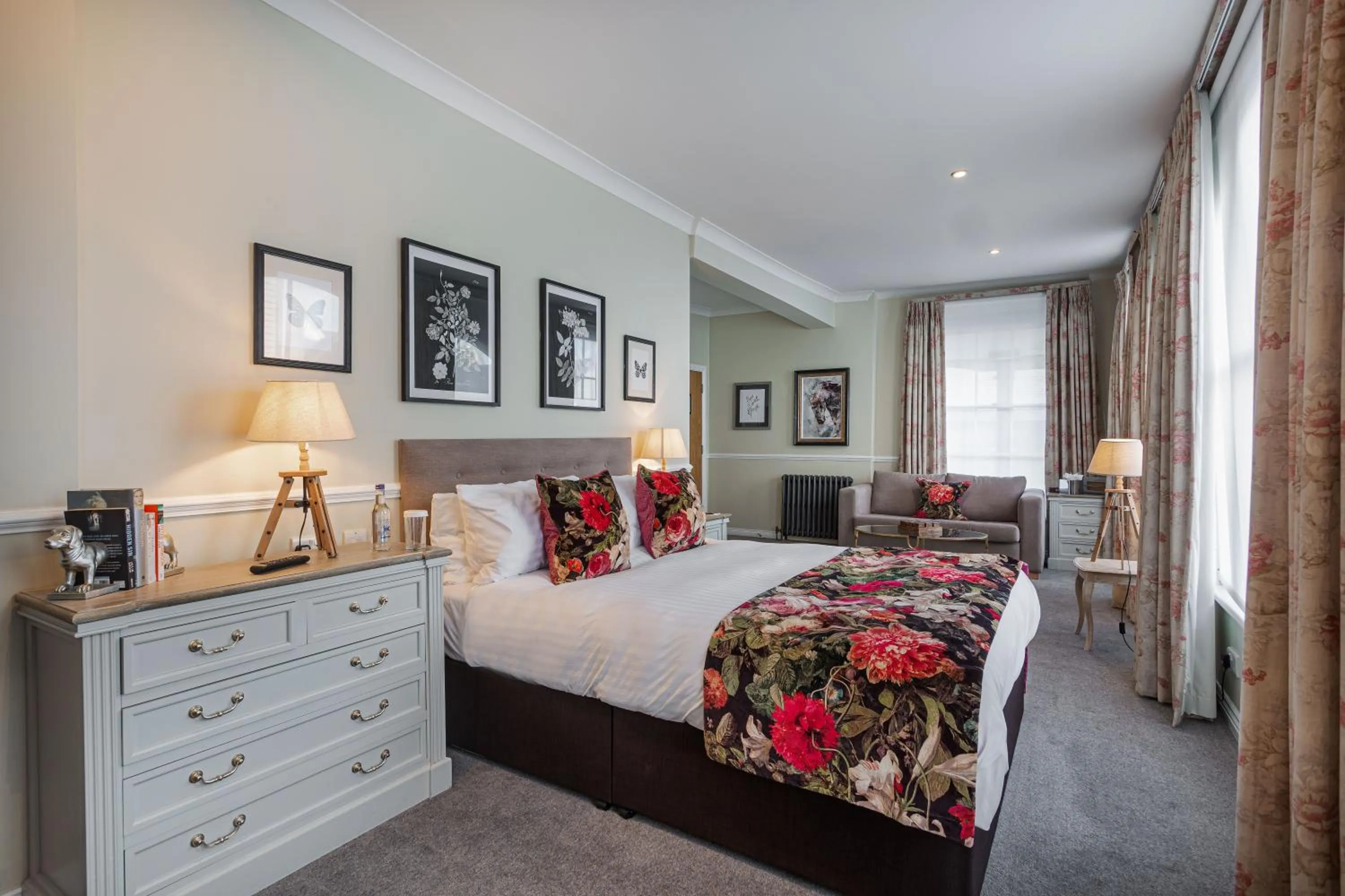 Bed in The White Horse Hotel, Romsey, Hampshire - The Coaching Inn Group