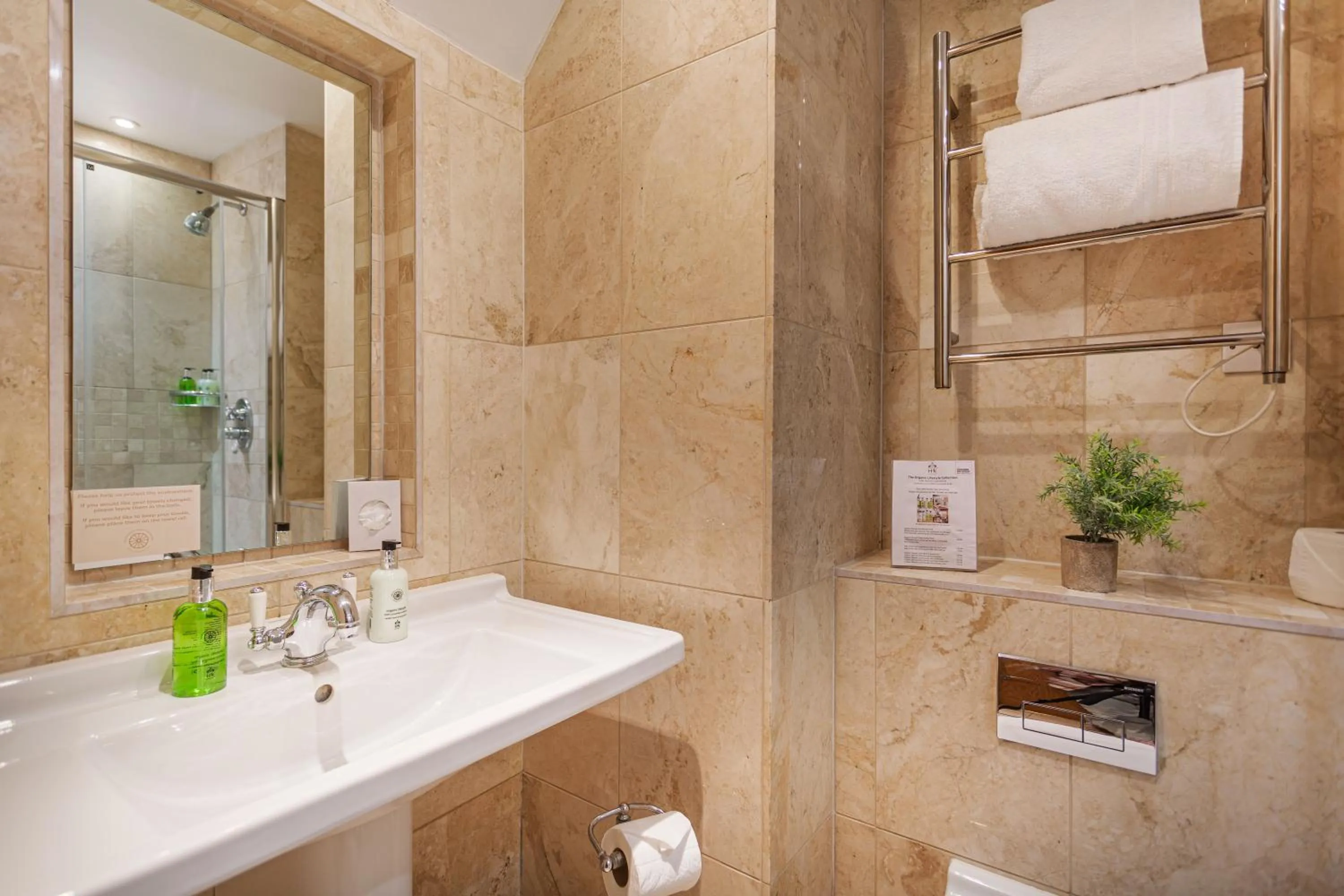 Bathroom in The White Horse Hotel, Romsey, Hampshire - The Coaching Inn Group