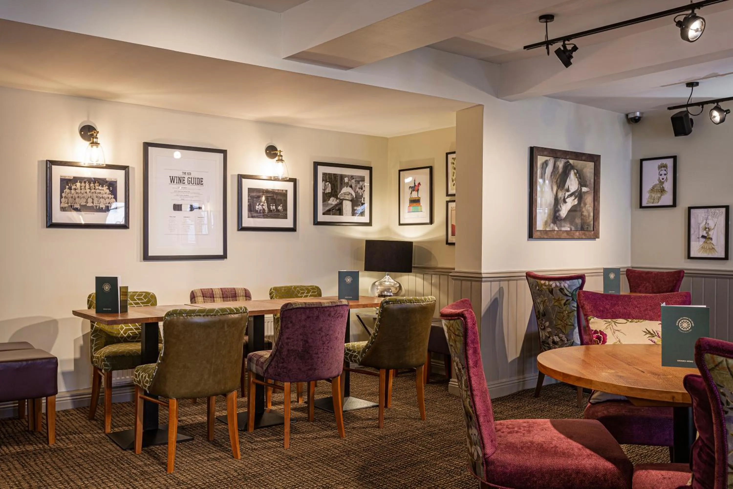 Lounge or bar in The White Horse Hotel, Romsey, Hampshire - The Coaching Inn Group