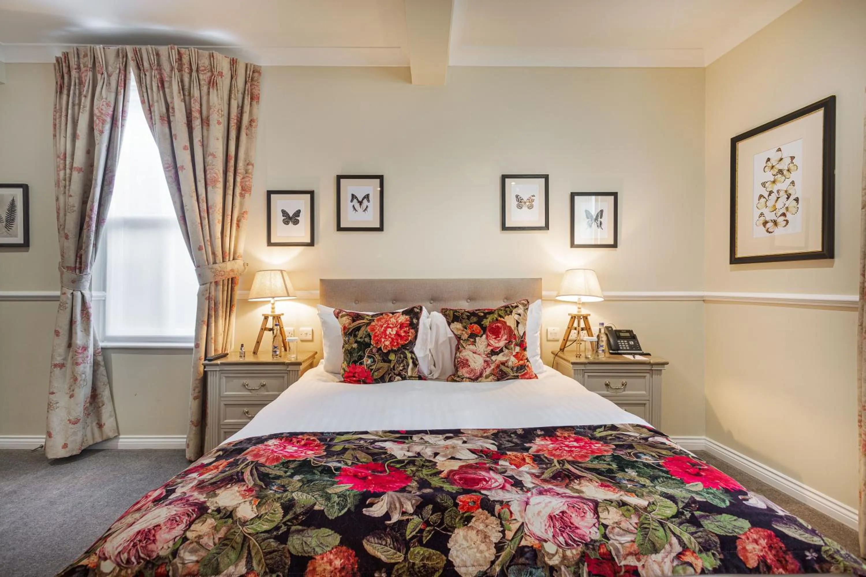 Bed in The White Horse Hotel, Romsey, Hampshire - The Coaching Inn Group