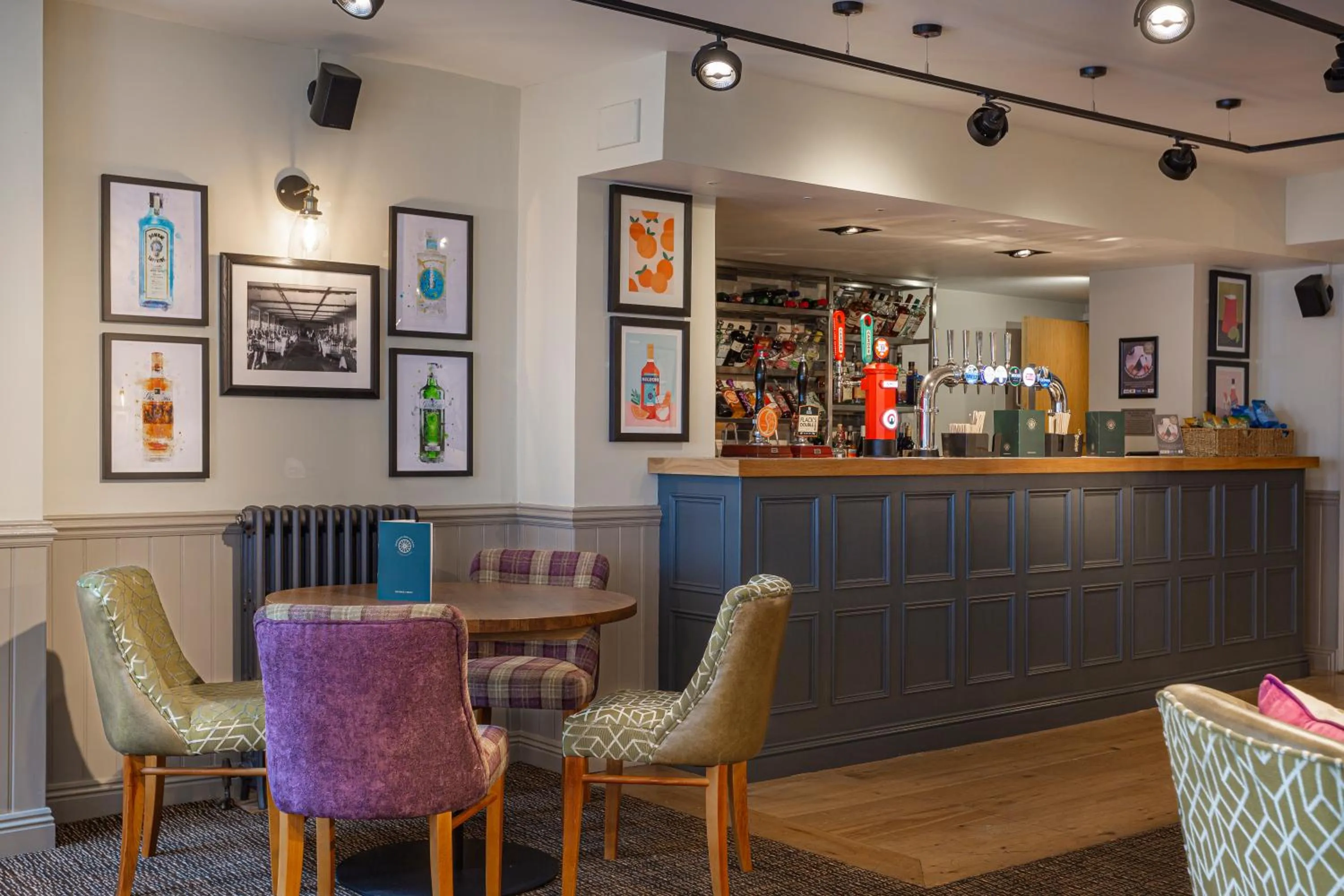 Lounge or bar in The White Horse Hotel, Romsey, Hampshire - The Coaching Inn Group