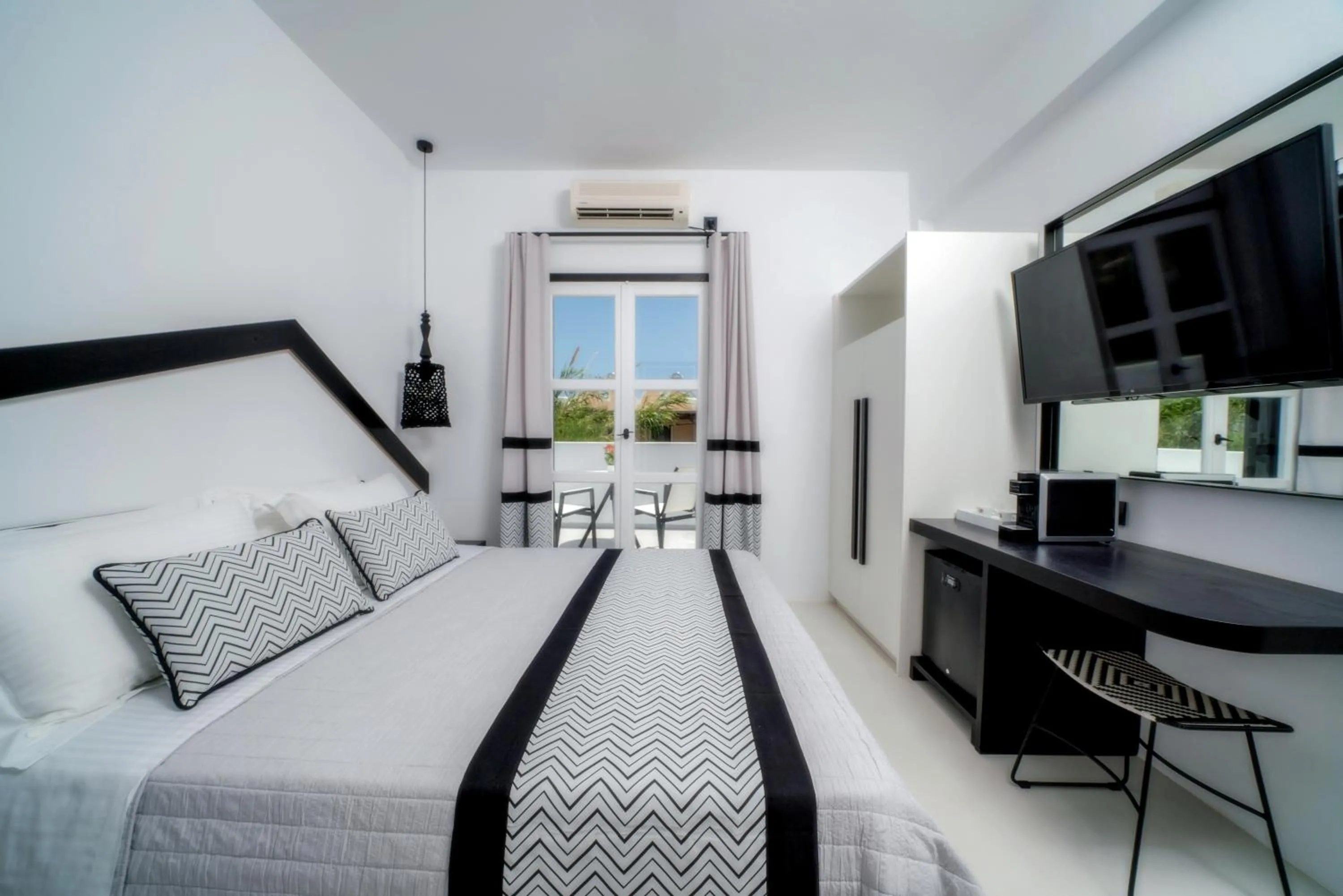 Coffee/tea facilities, Bed in Divelia Hotel