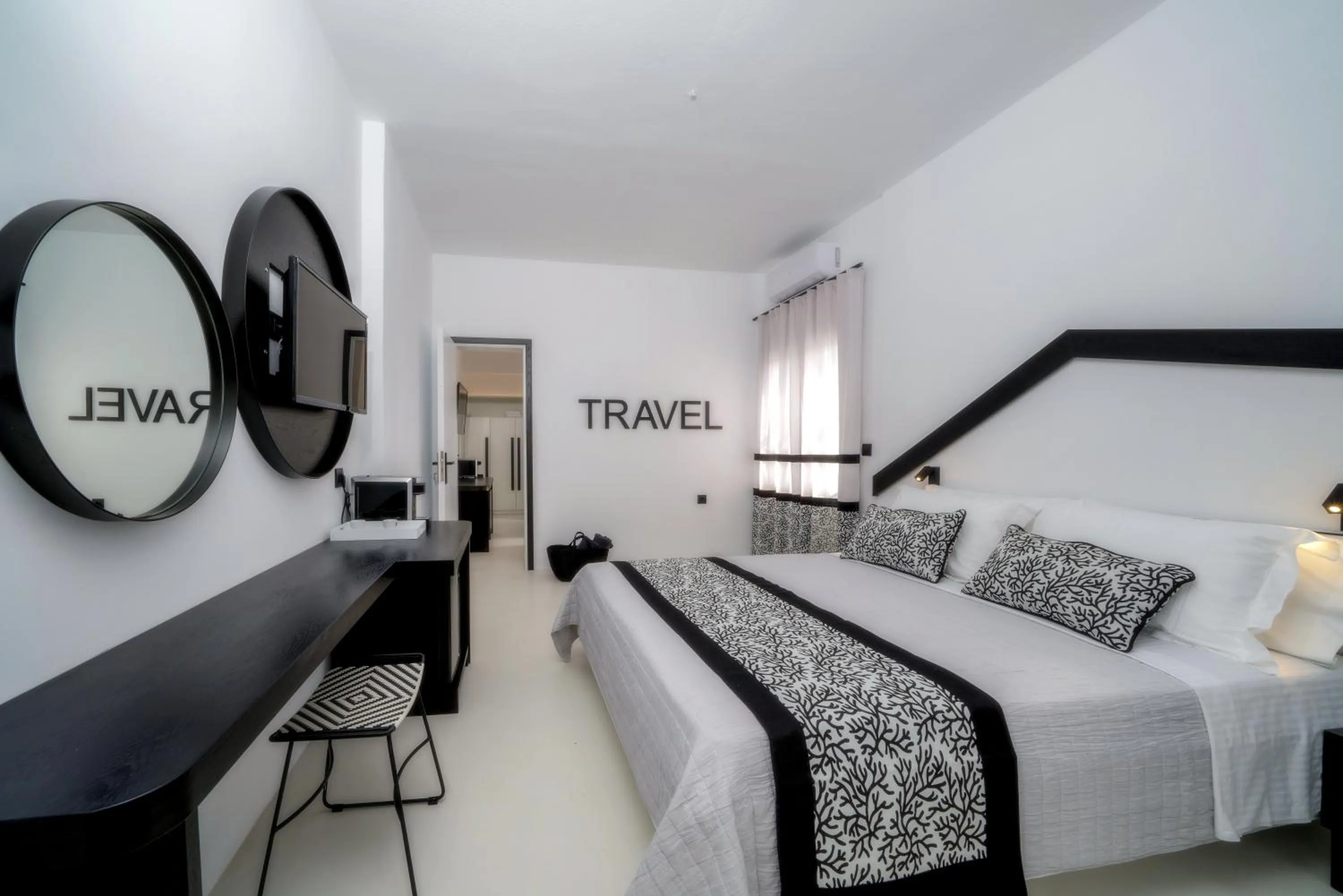 Coffee/tea facilities, Bed in Divelia Hotel