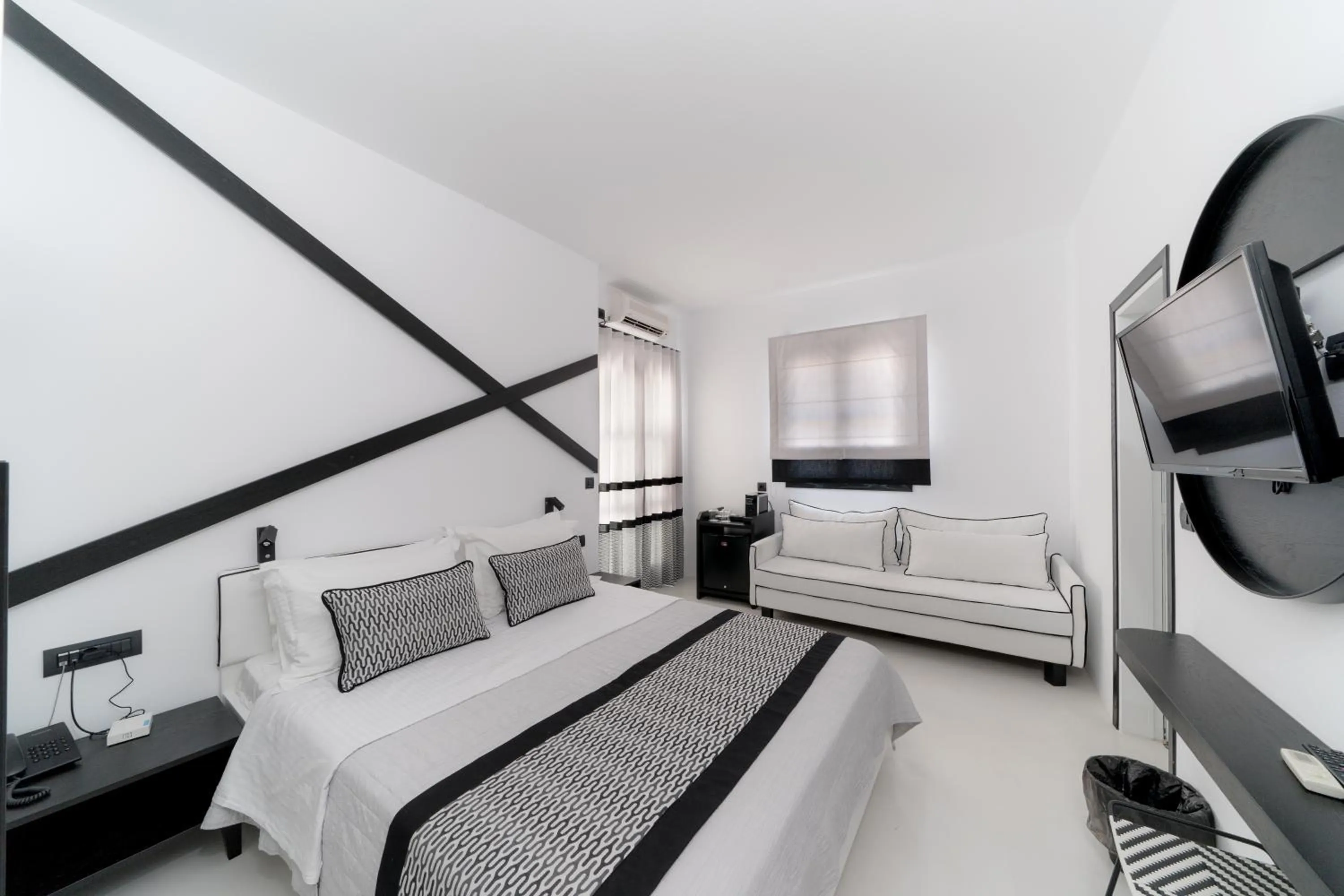 Spring, Bed in Divelia Hotel