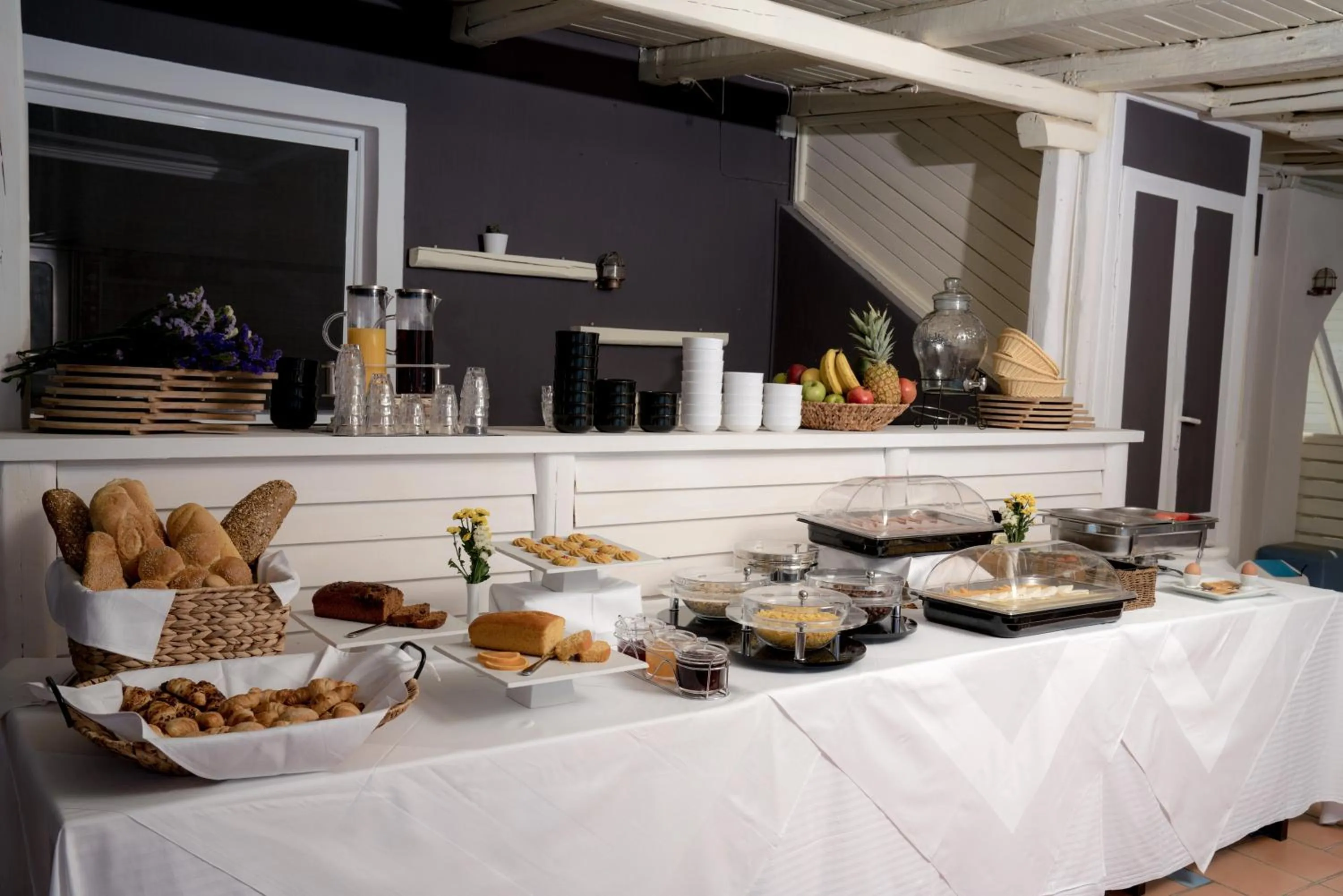 Restaurant/places to eat in Divelia Hotel