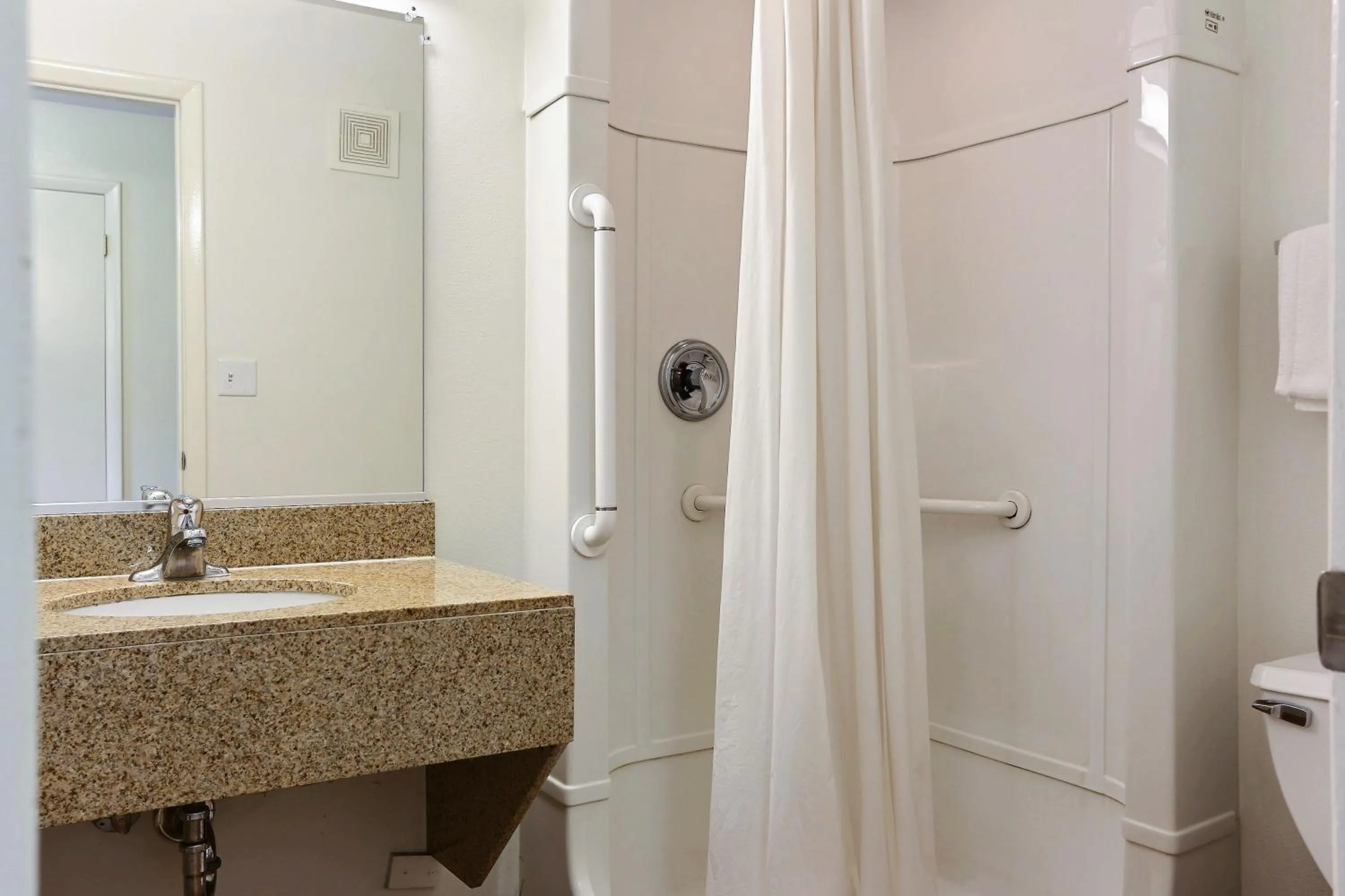 Bathroom in Motel 6 Boise - Airport