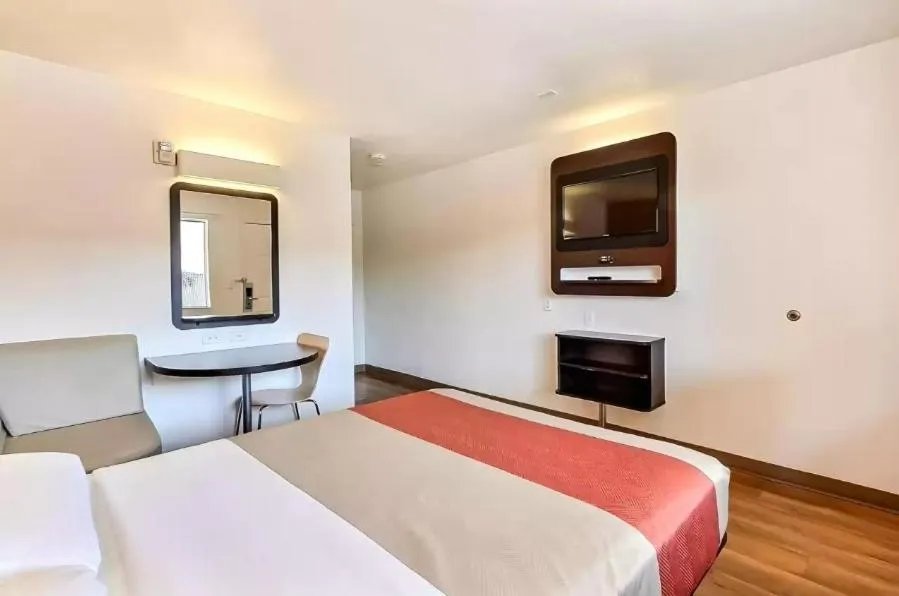 Bedroom, Bed in Motel 6-San Jose, CA - South