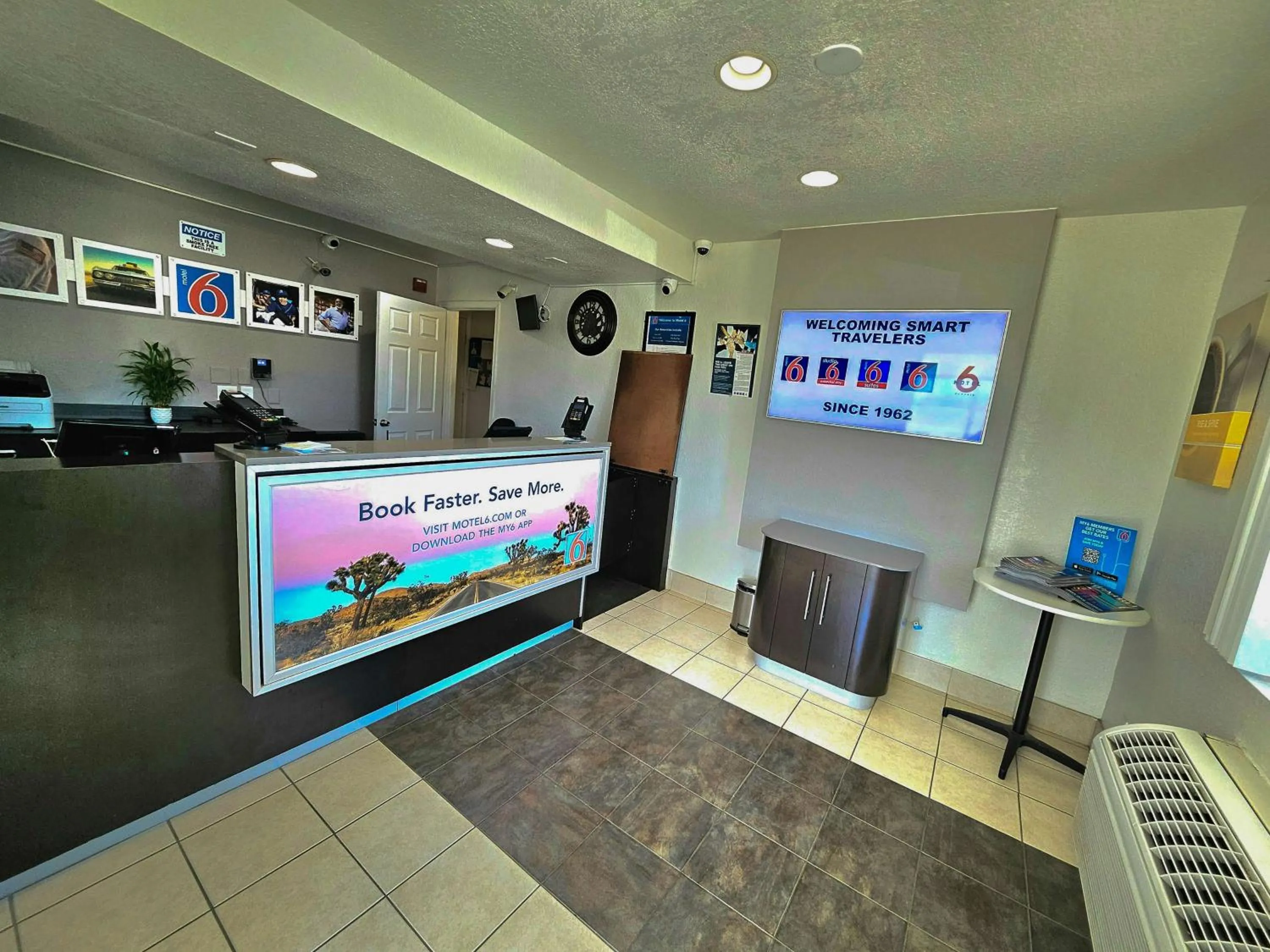 Lobby or reception in Motel 6-Palm Desert, CA - Palm Springs Area