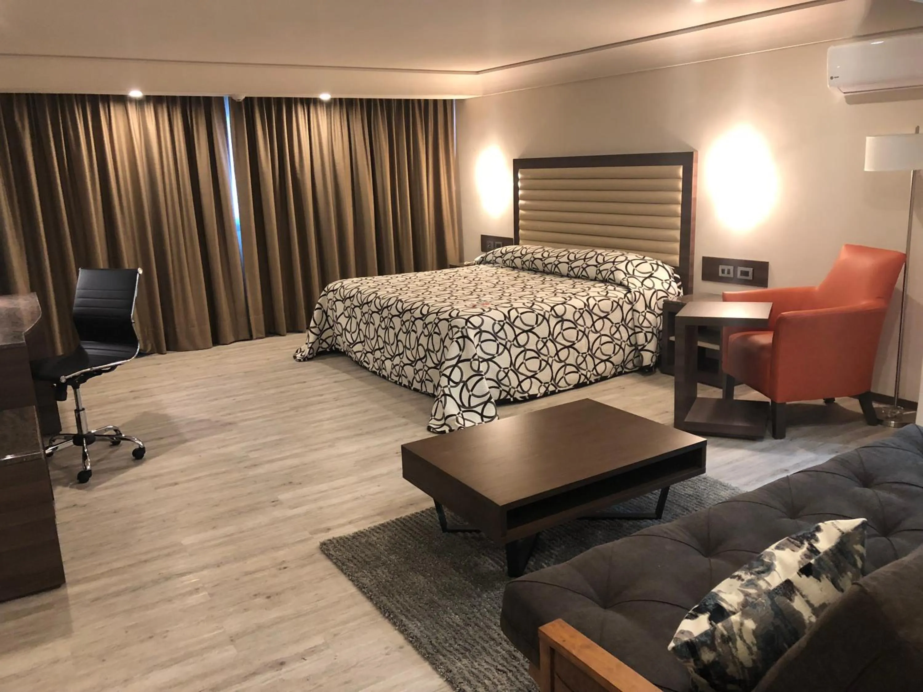 Photo of the whole room, Bed in Econo Express Hotel