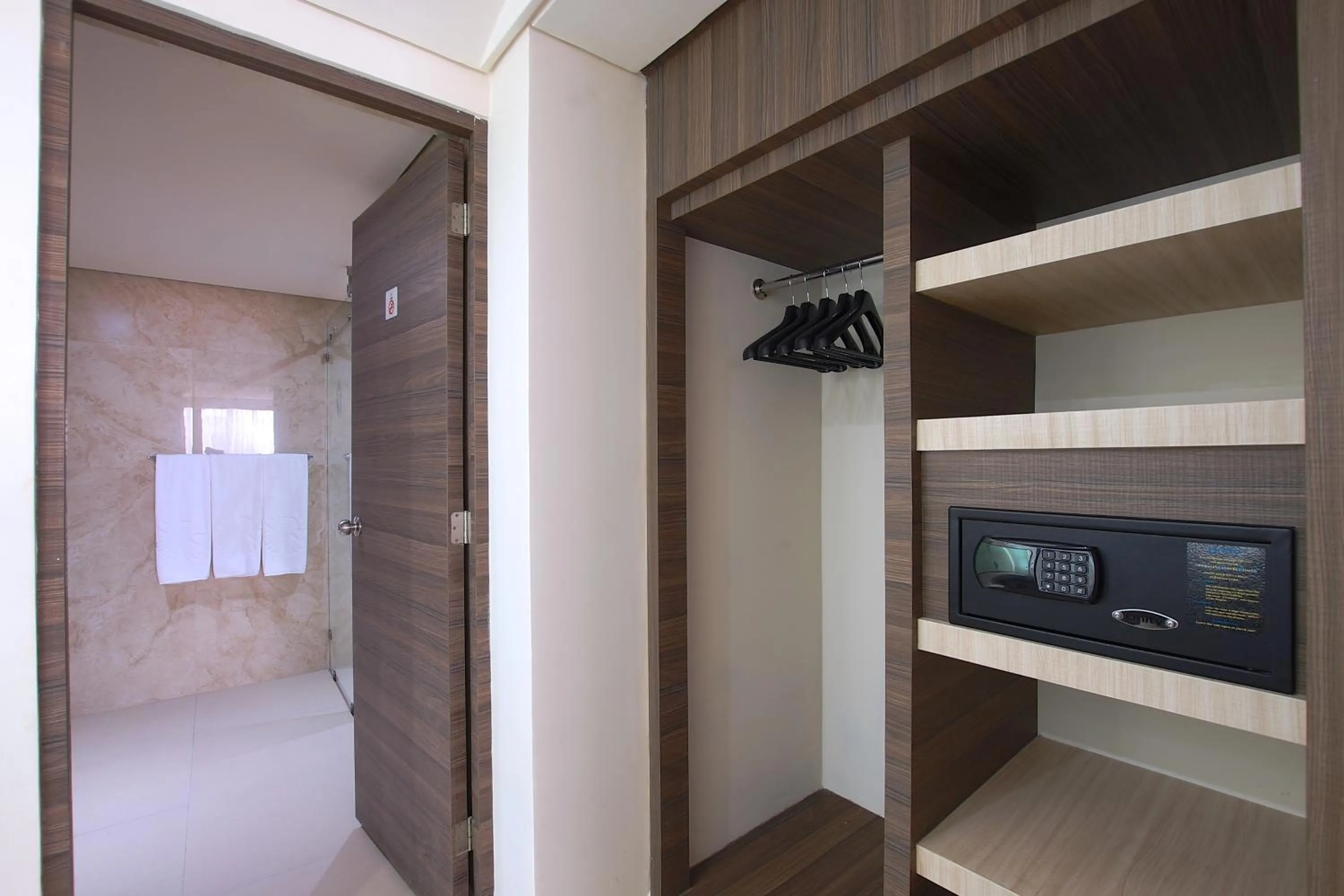 Decorative detail in Econo Express Hotel