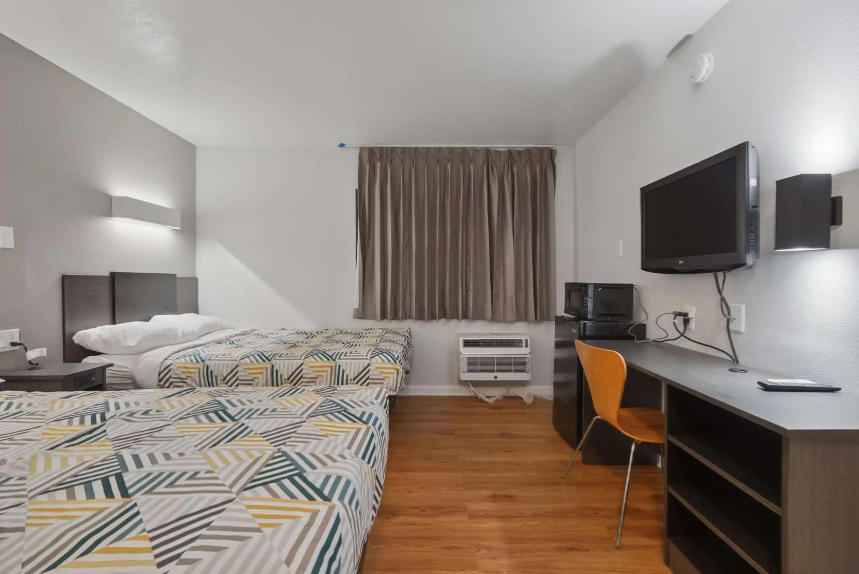 Bedroom, Bed in Motel 6-Normal, IL - Bloomington Area