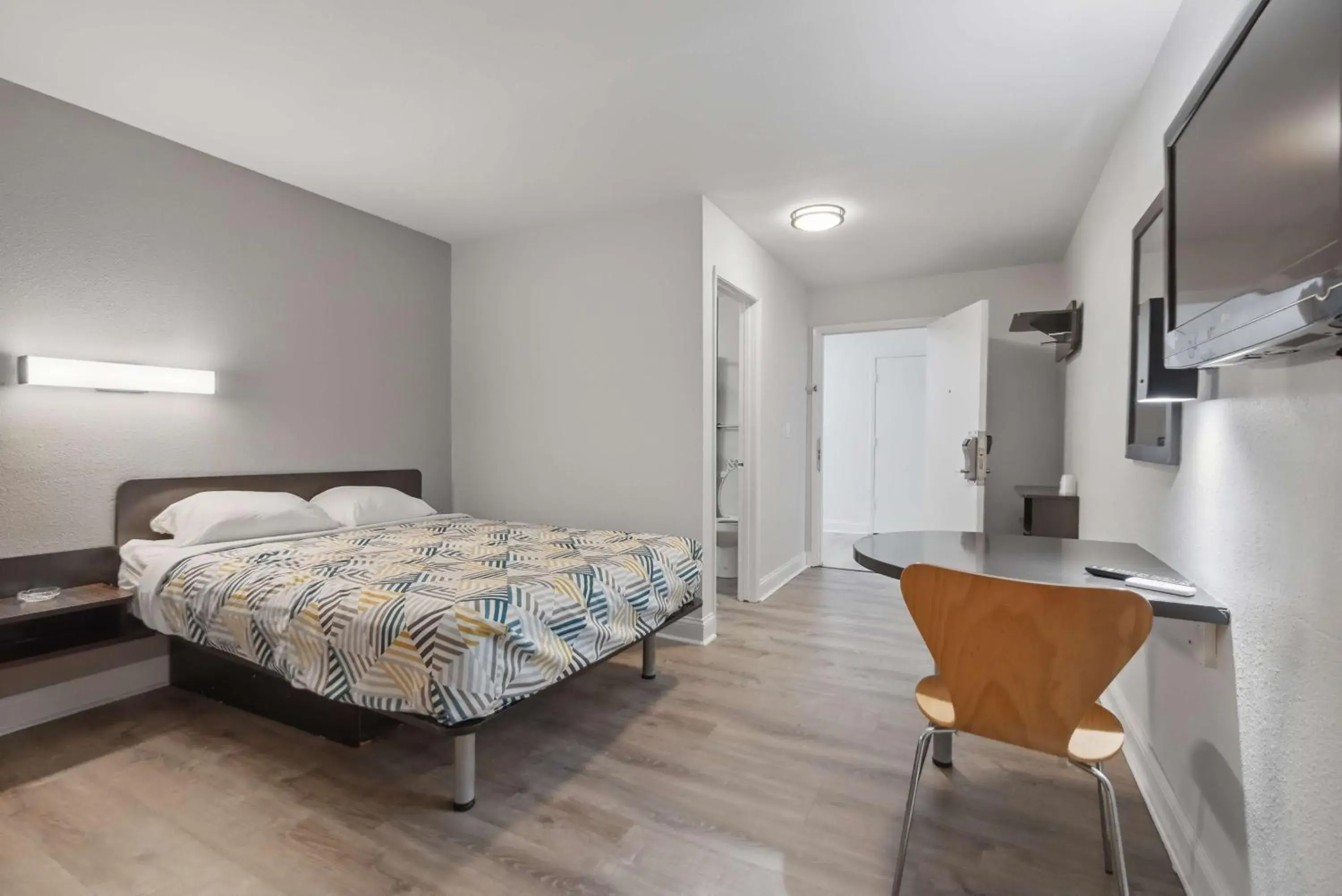 Queen Room - single occupancy - Disability Access - Non-Smoking in Motel 6-Normal, IL - Bloomington Area Queen Room - single occupancy - Disability Access - Non-Smoking in Motel 6-Normal, IL - Bloomington Area