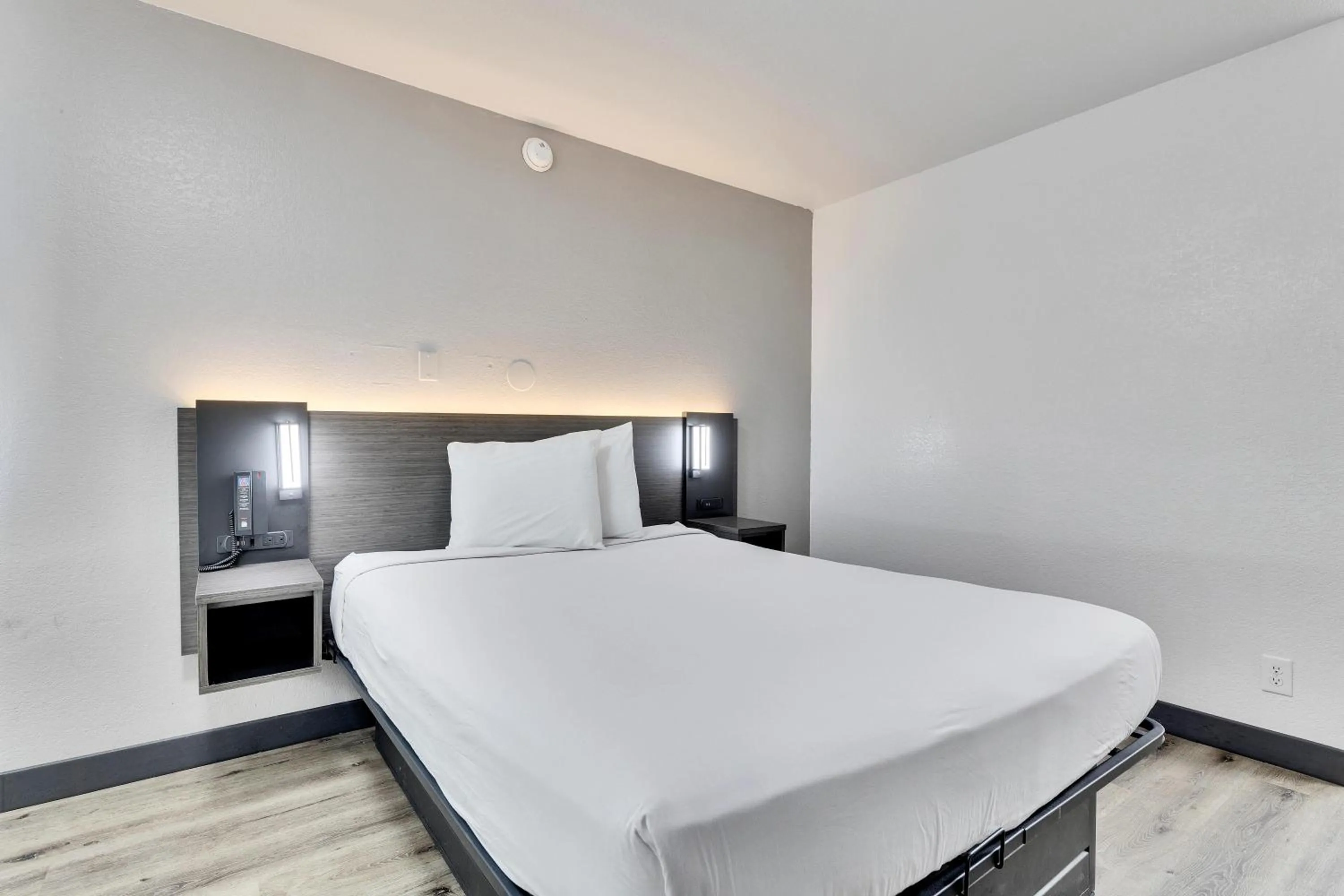 Bed in Motel 6-Austin, TX - Airport - South