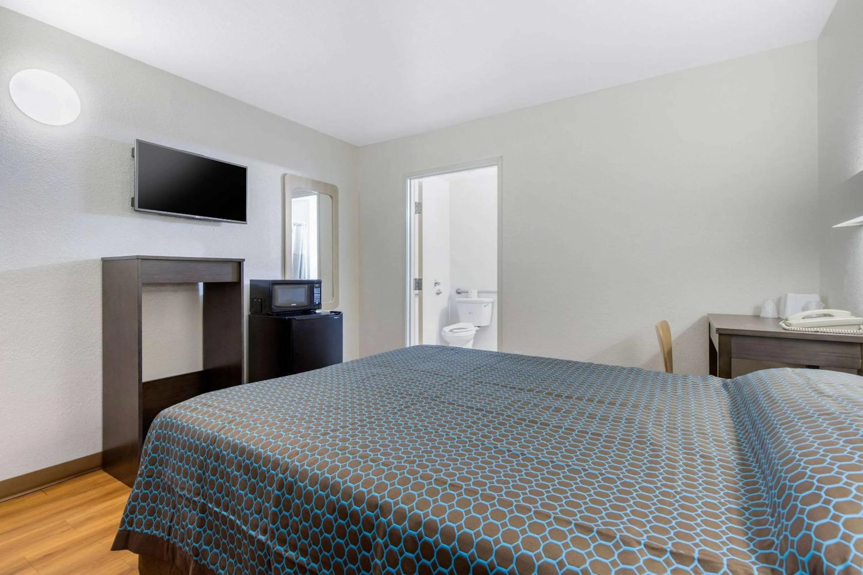 Photo of the whole room, Bed in Rodeway Inn Winston Salem Route 52