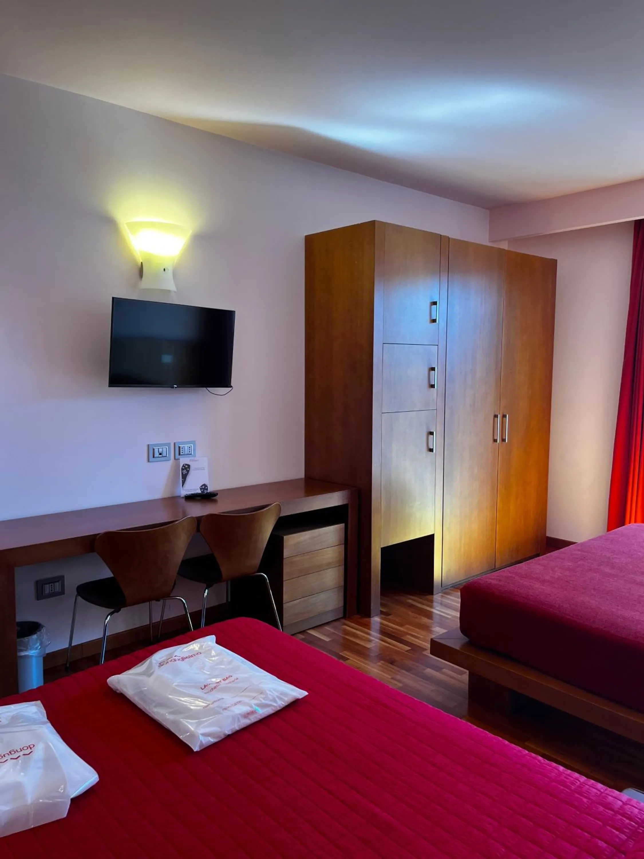 Shower, Bed in don guglielmo panoramic hotel & spa