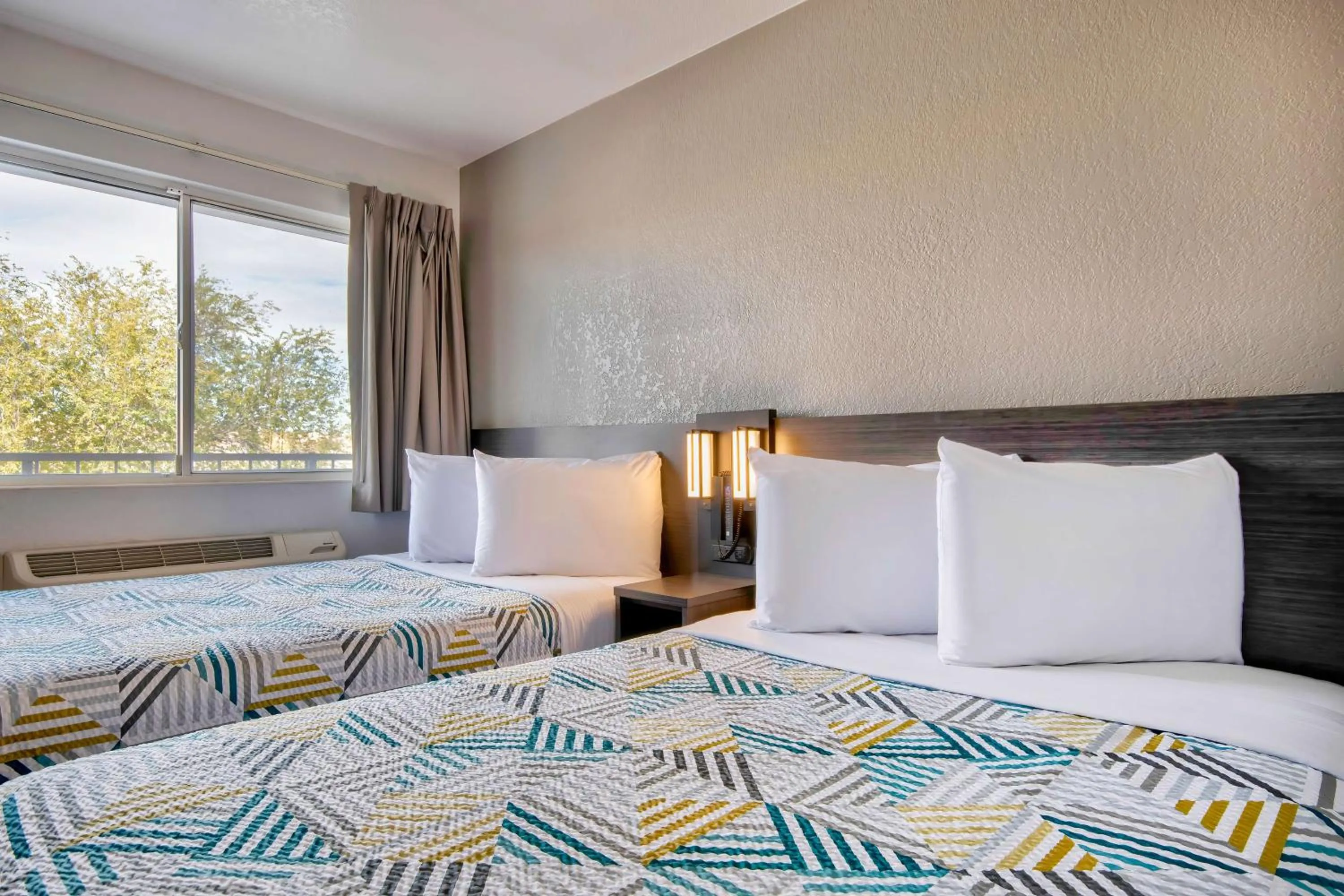 Bedroom, Bed in Motel 6-Albuquerque, NM - Midtown