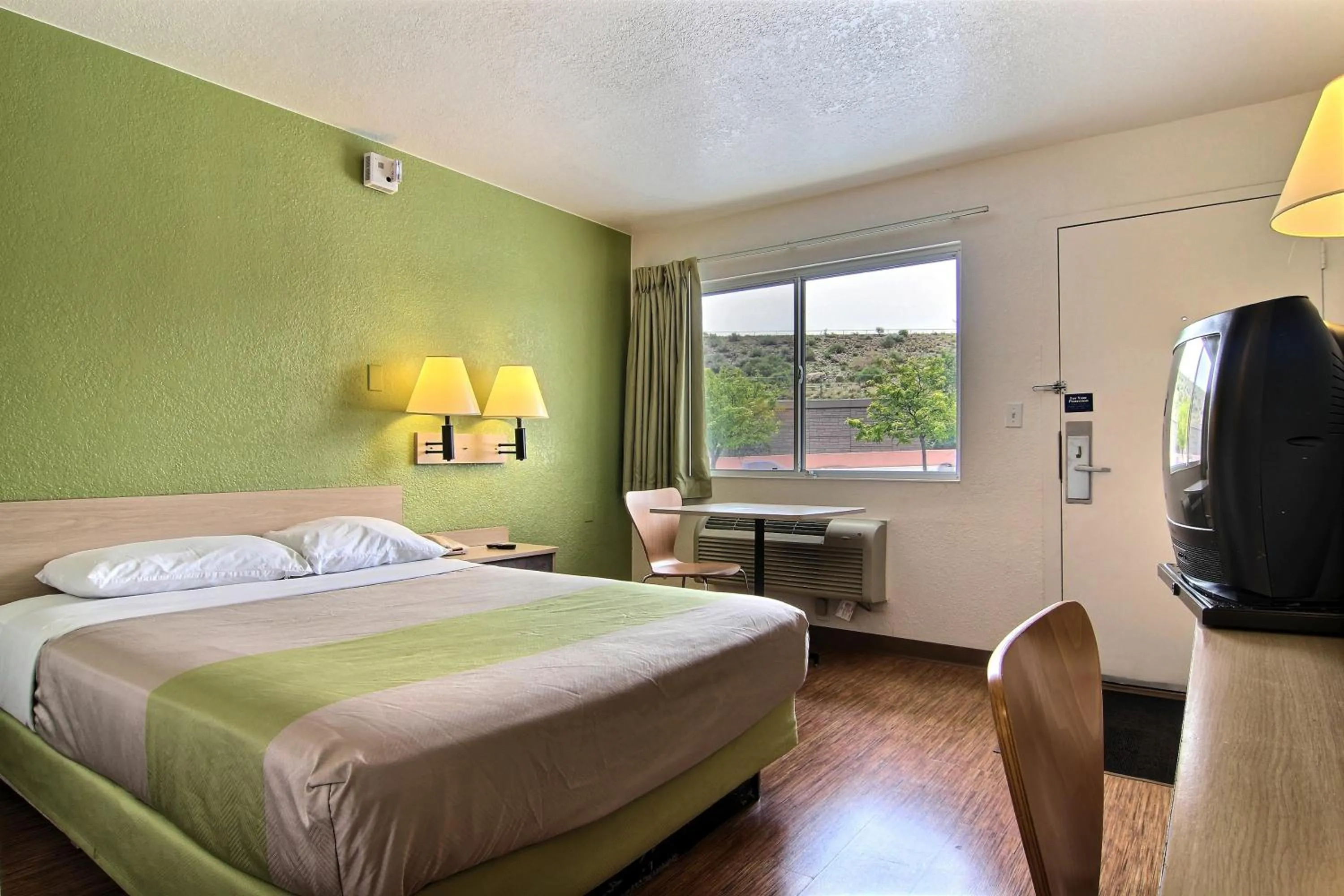 Bedroom, Bed in Motel 6-Albuquerque, NM - Midtown