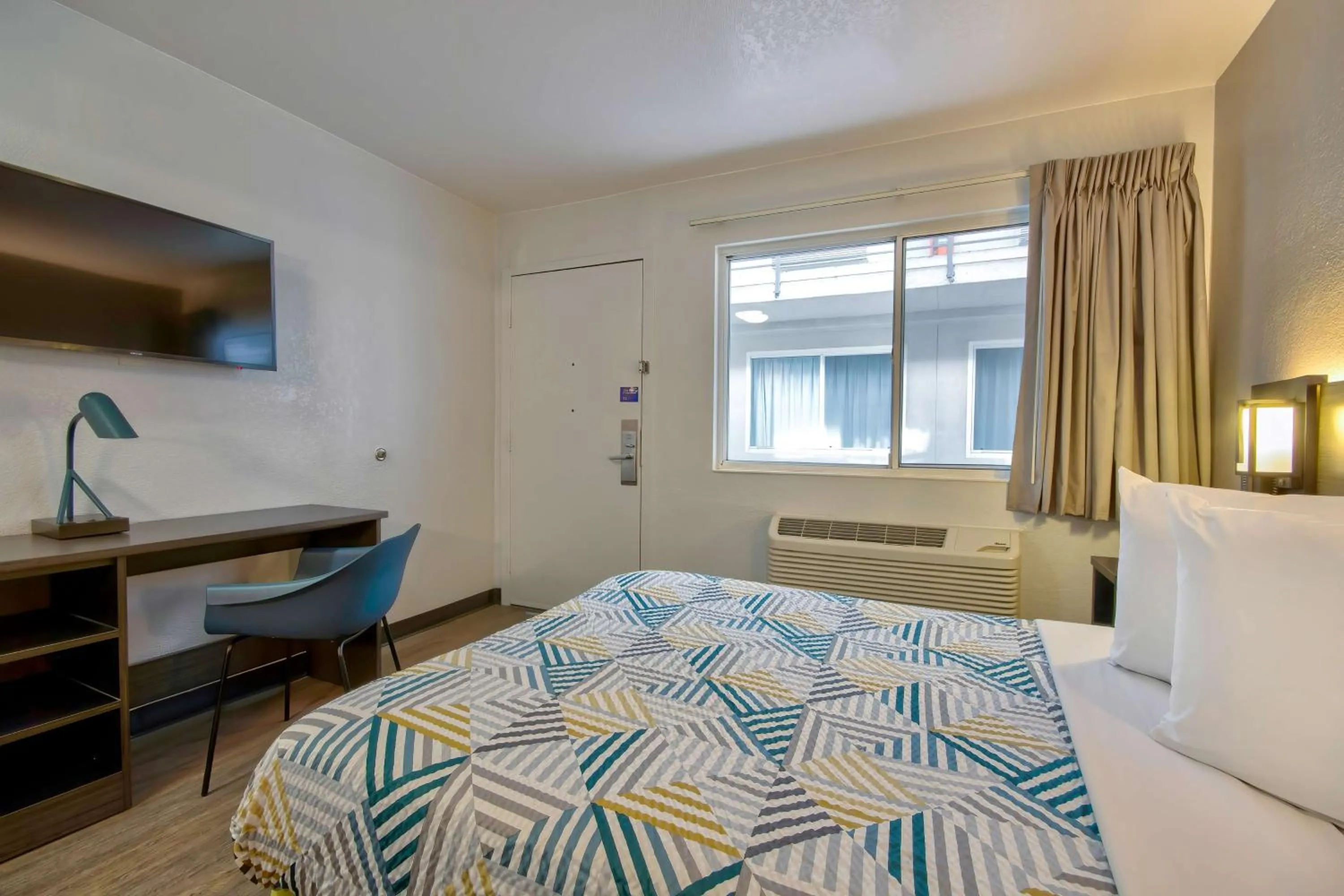 Bedroom, Bed in Motel 6-Albuquerque, NM - Midtown