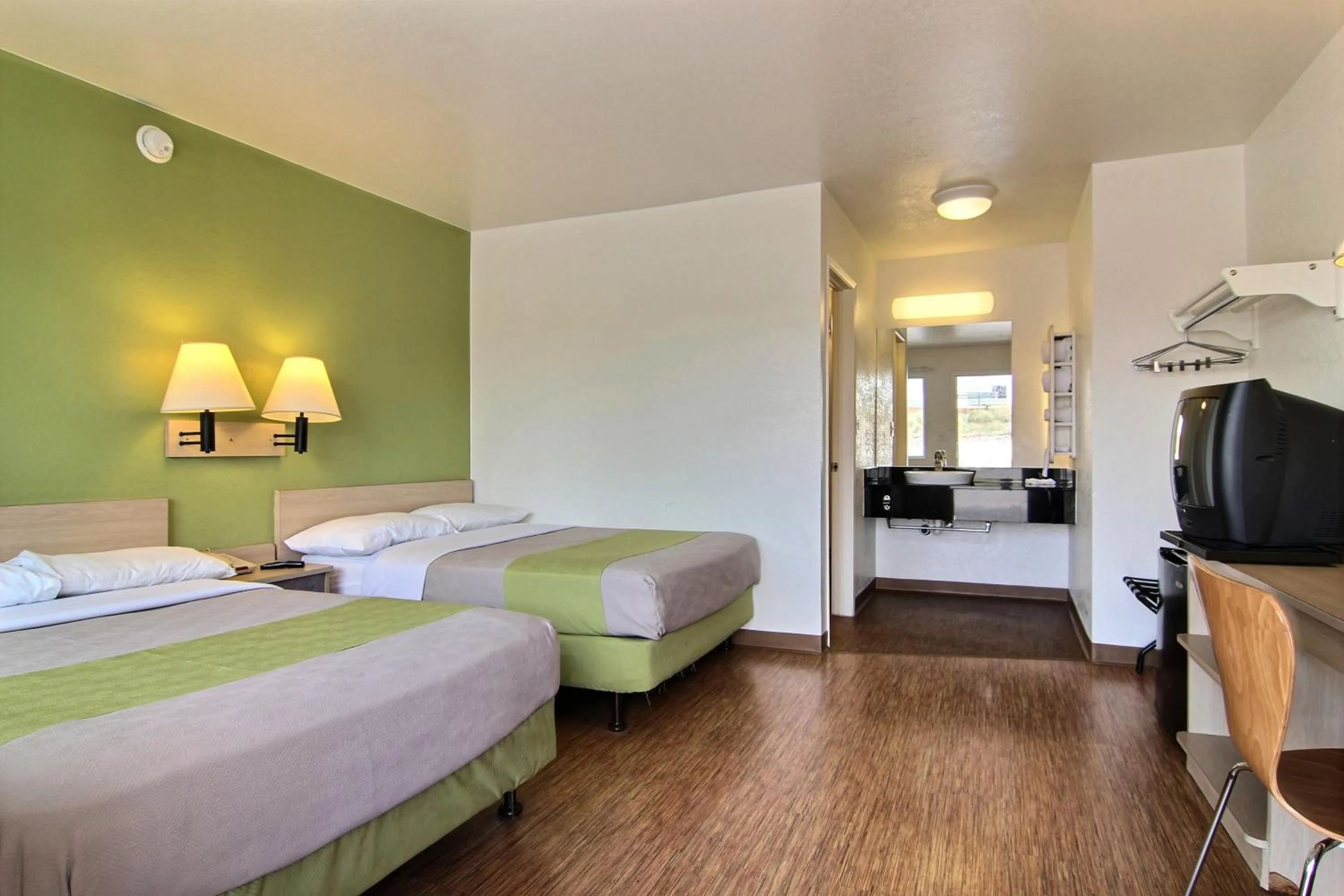 Bedroom, Bed in Motel 6-Albuquerque, NM - Midtown