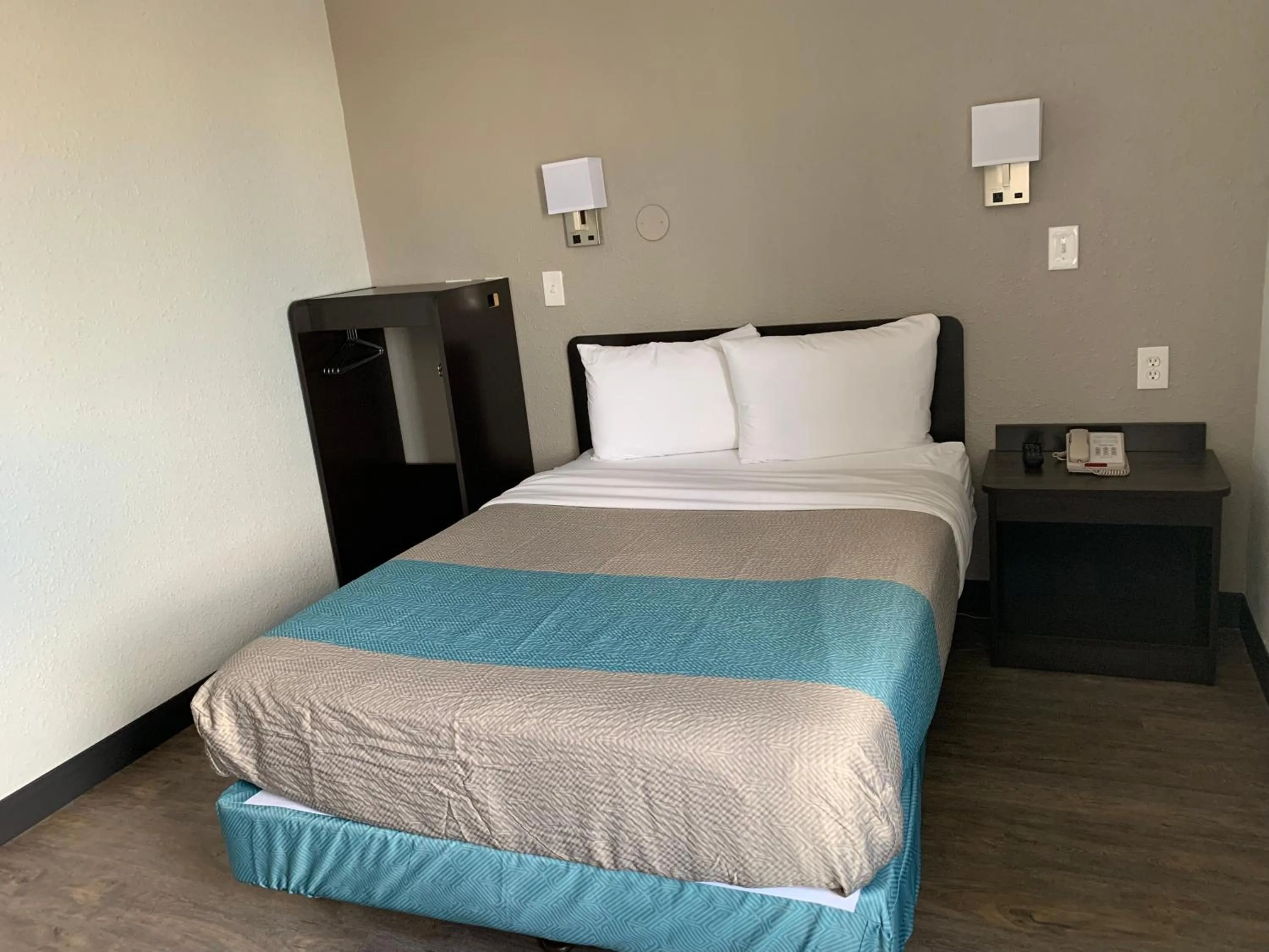 Bed in Motel 6-Fort Wayne, IN