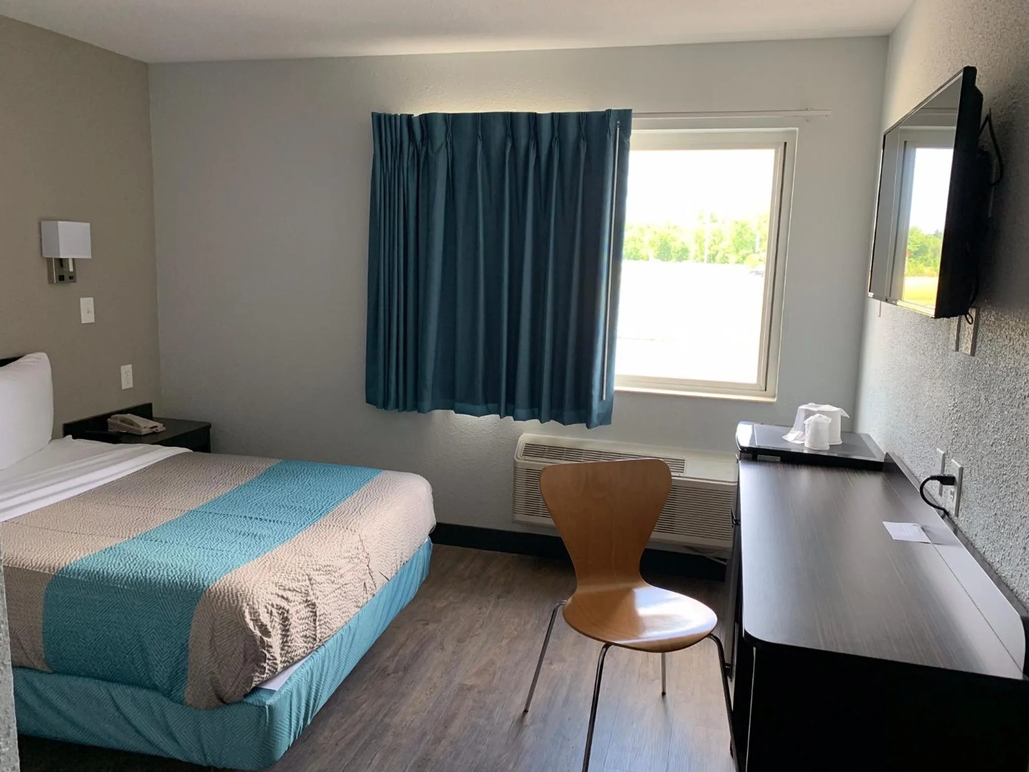 Bedroom, Bed in Motel 6-Fort Wayne, IN