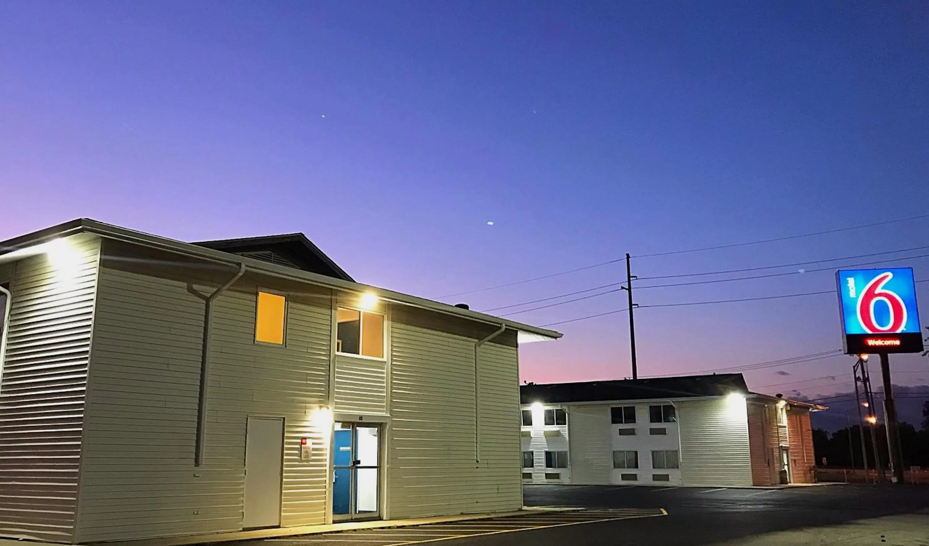 Property building in Motel 6-Fort Wayne, IN