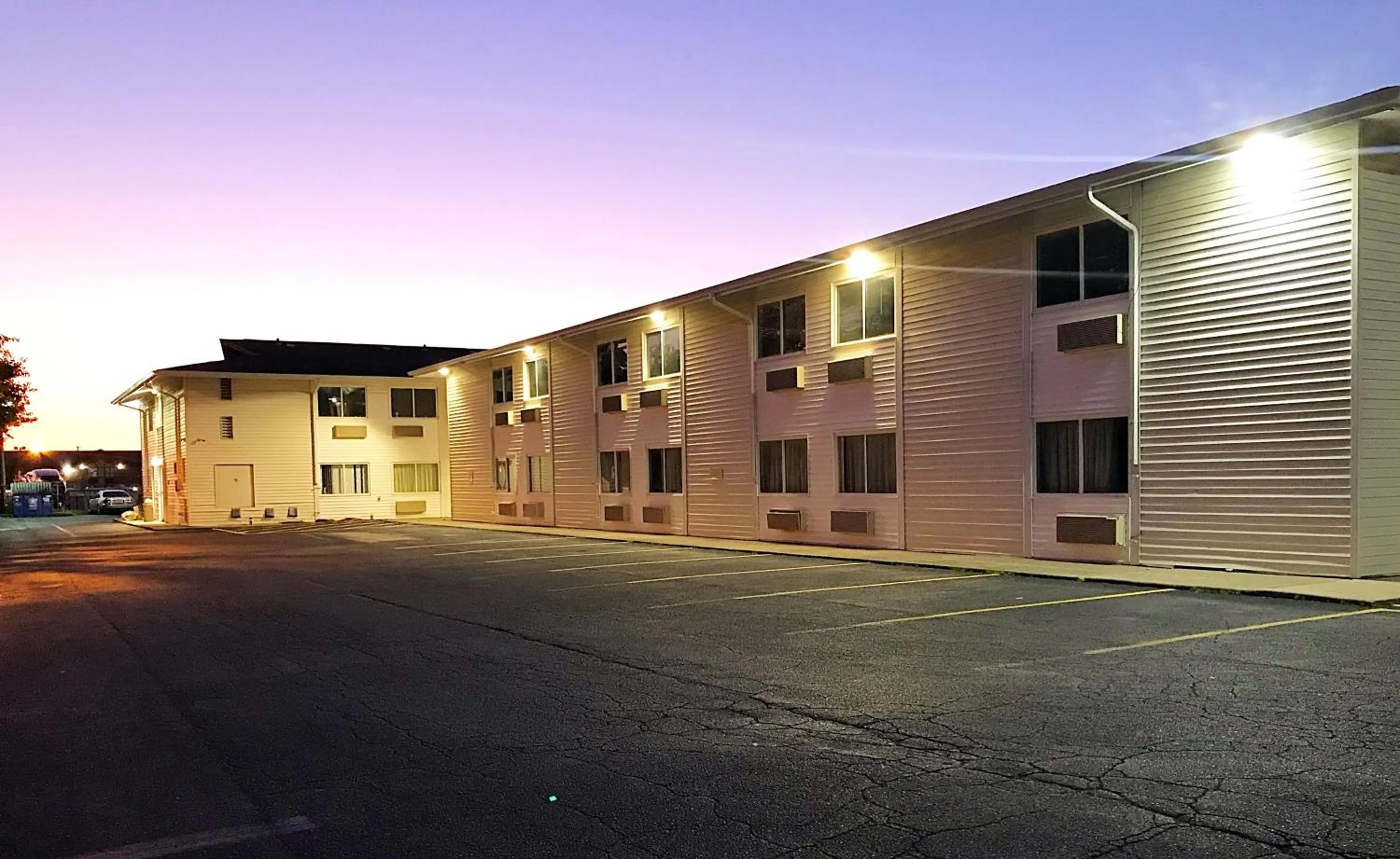 Property building in Motel 6-Fort Wayne, IN