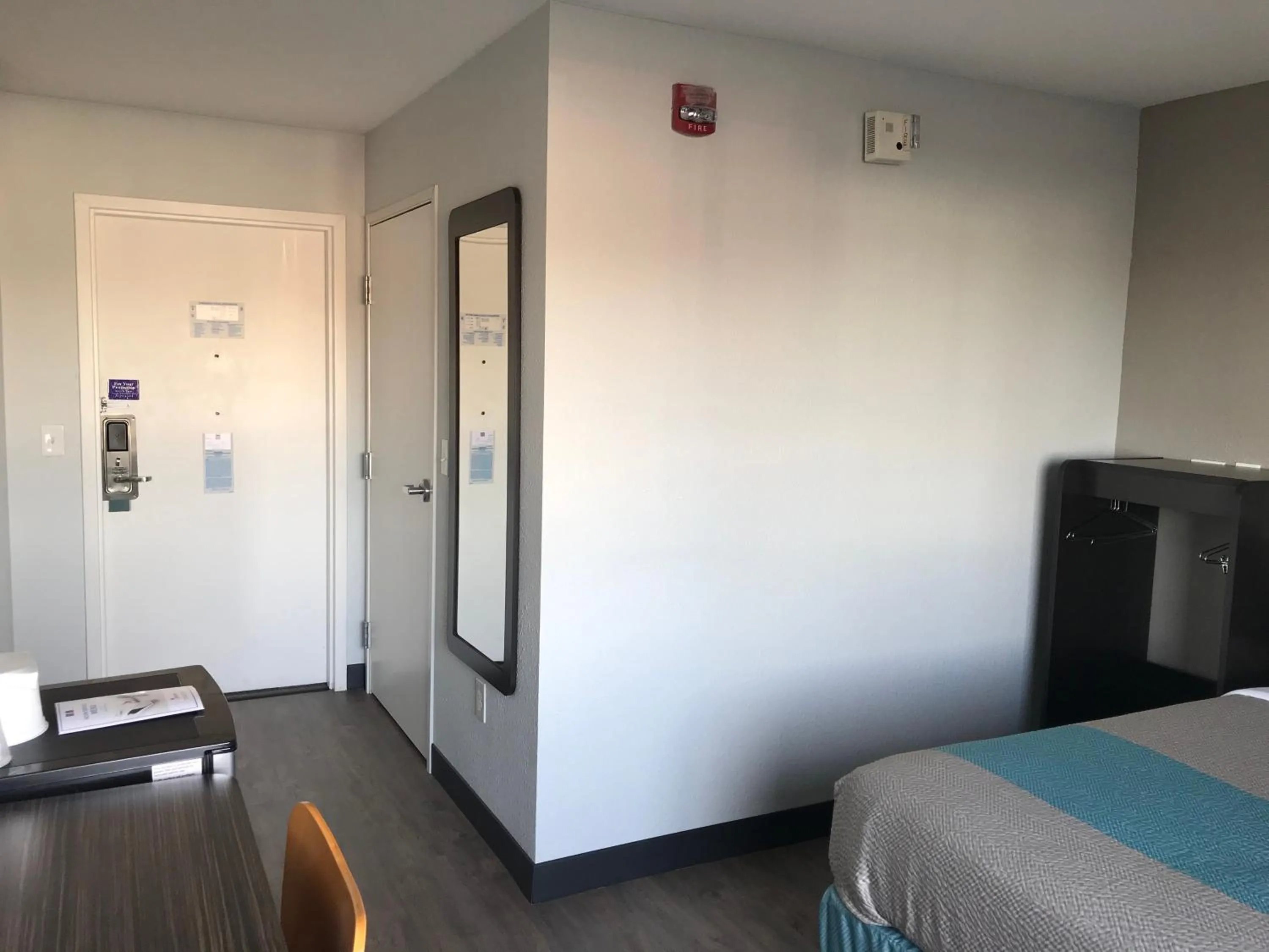 Photo of the whole room, Bed in Motel 6-Fort Wayne, IN