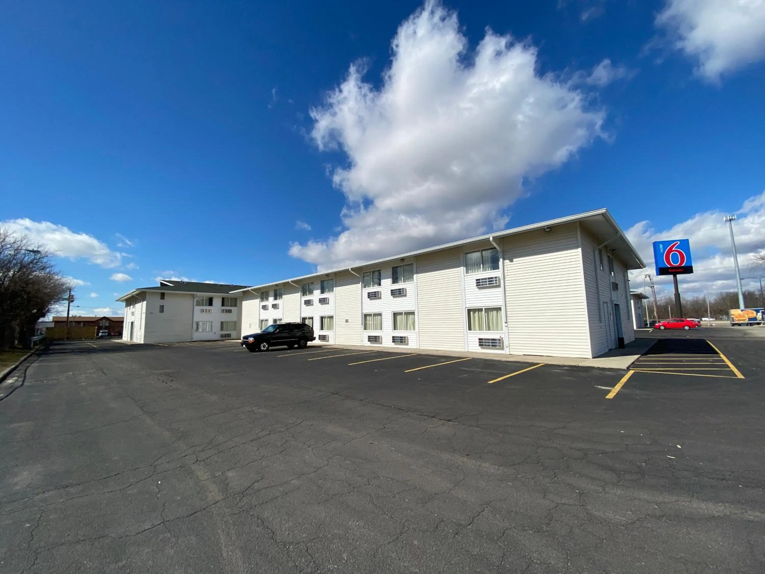 Property building in Motel 6-Fort Wayne, IN