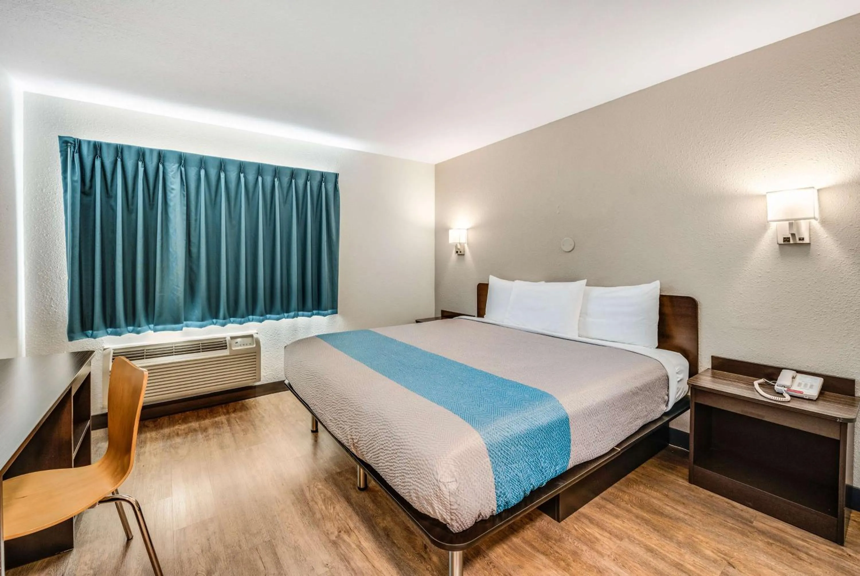 Bed in Motel 6-Fort Wayne, IN