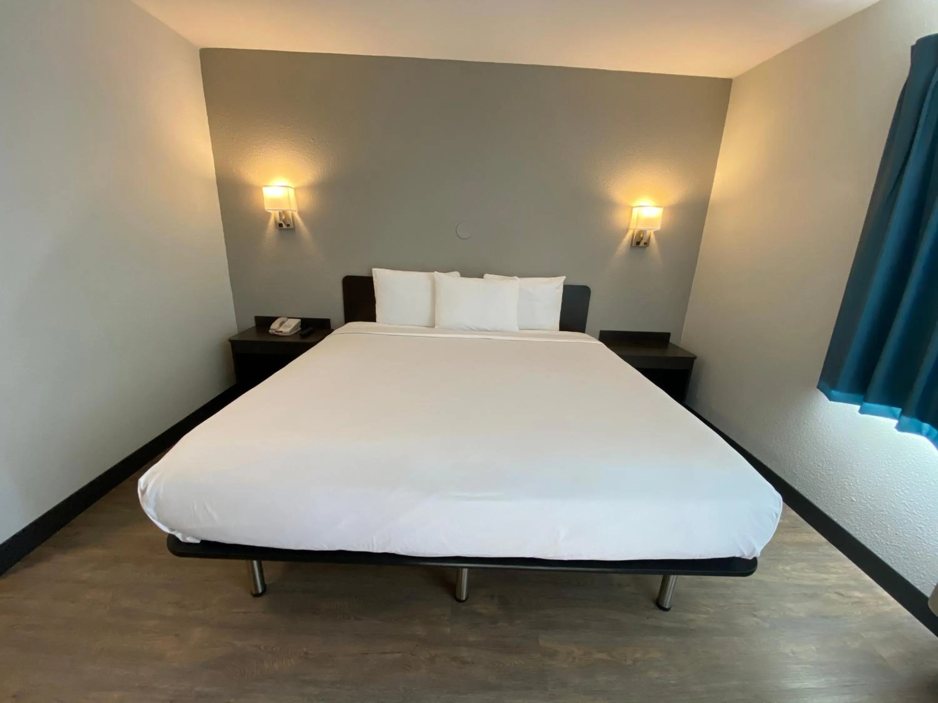 Photo of the whole room, Bed in Motel 6-Fort Wayne, IN