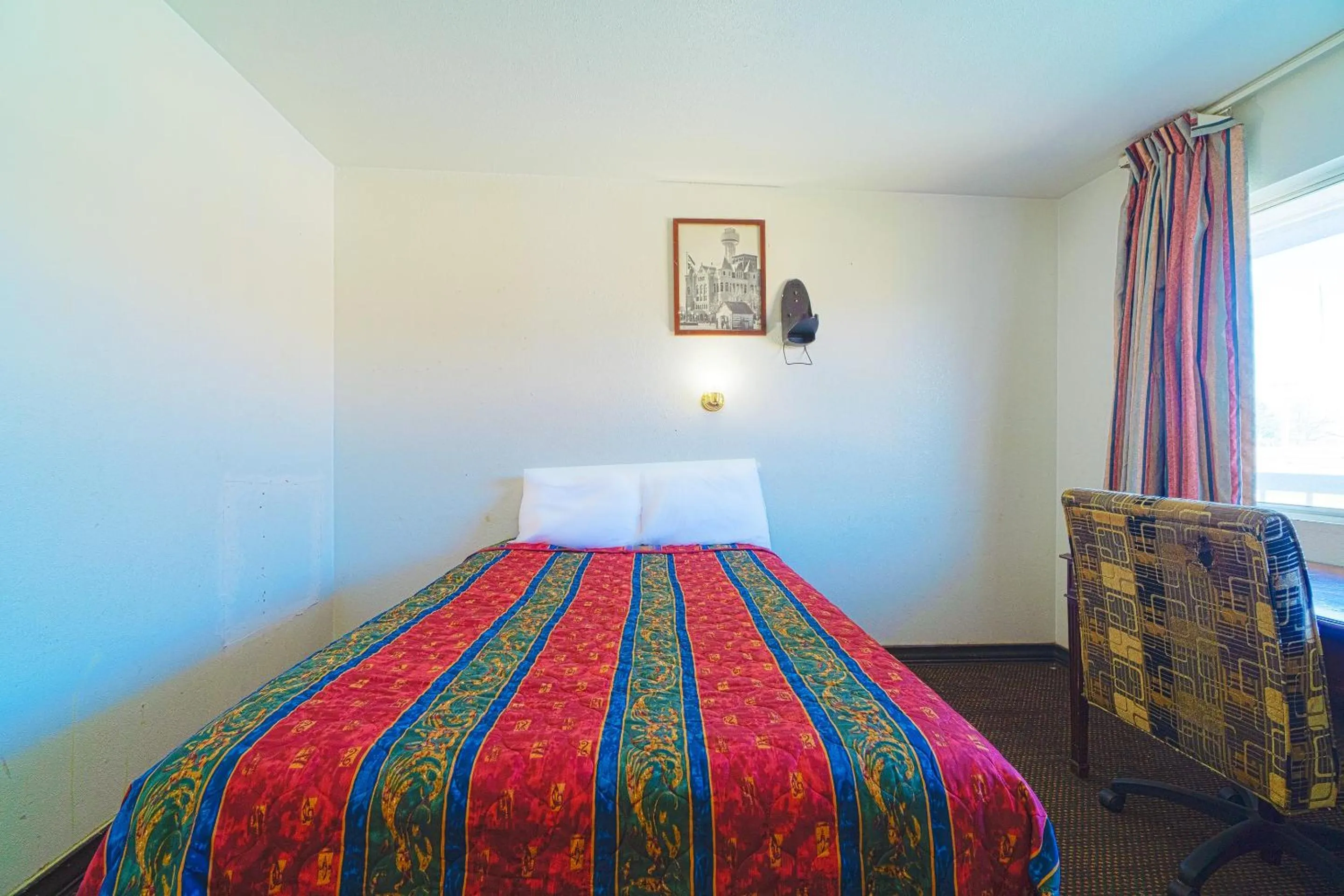 Bedroom, Bed in Castle Inn & Suites By OYO Chickasha