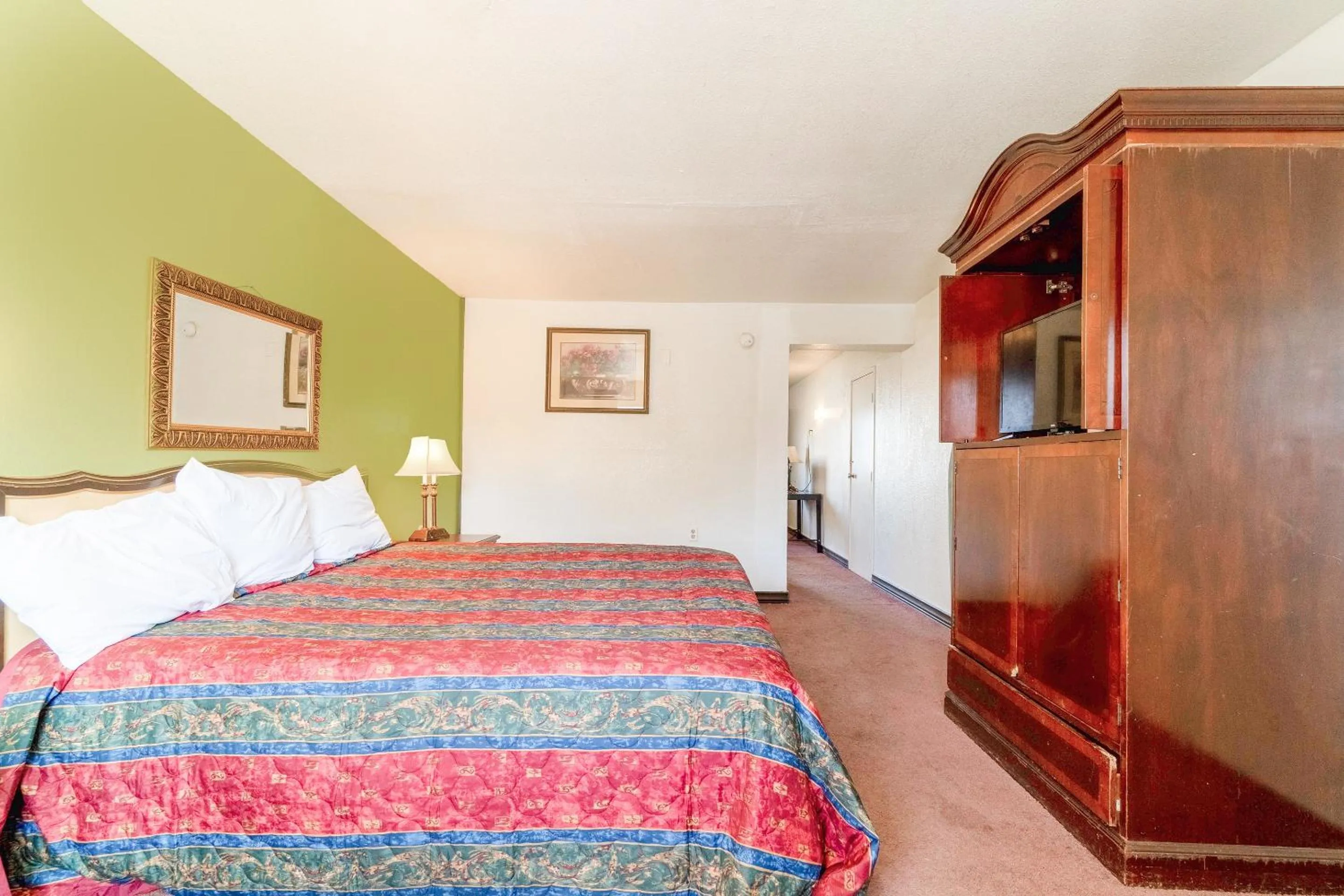 Bedroom, Bed in Castle Inn & Suites By OYO Chickasha
