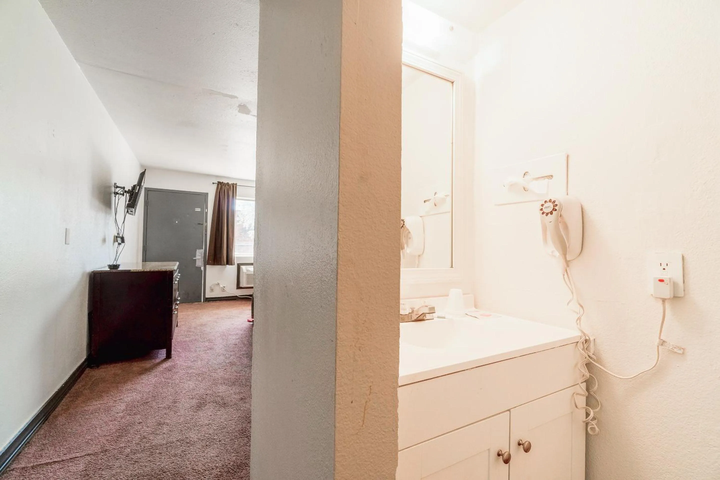 Bathroom in Castle Inn & Suites By OYO Chickasha