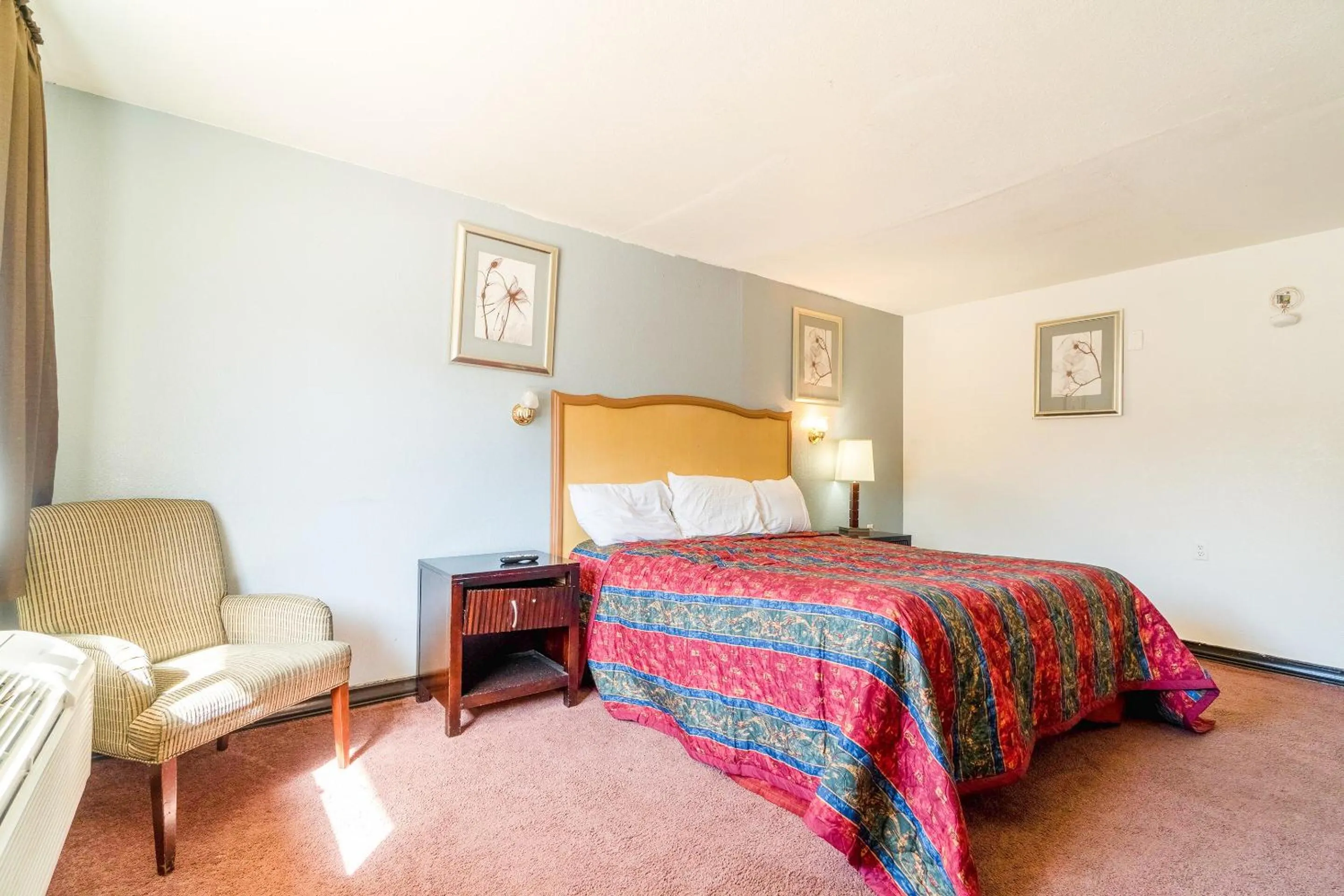 Bedroom, Bed in Castle Inn & Suites By OYO Chickasha