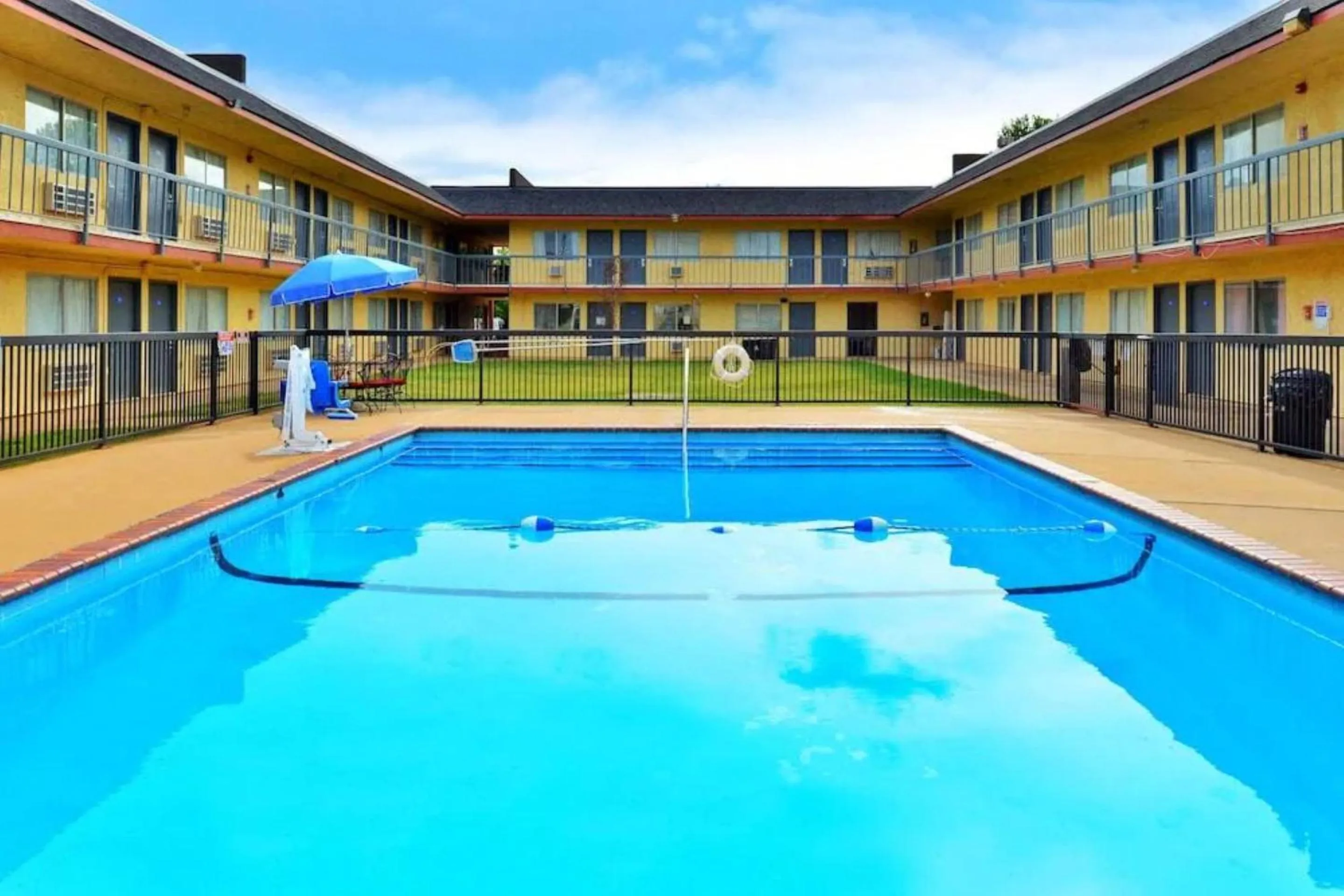 Swimming pool in Castle Inn & Suites By OYO Chickasha