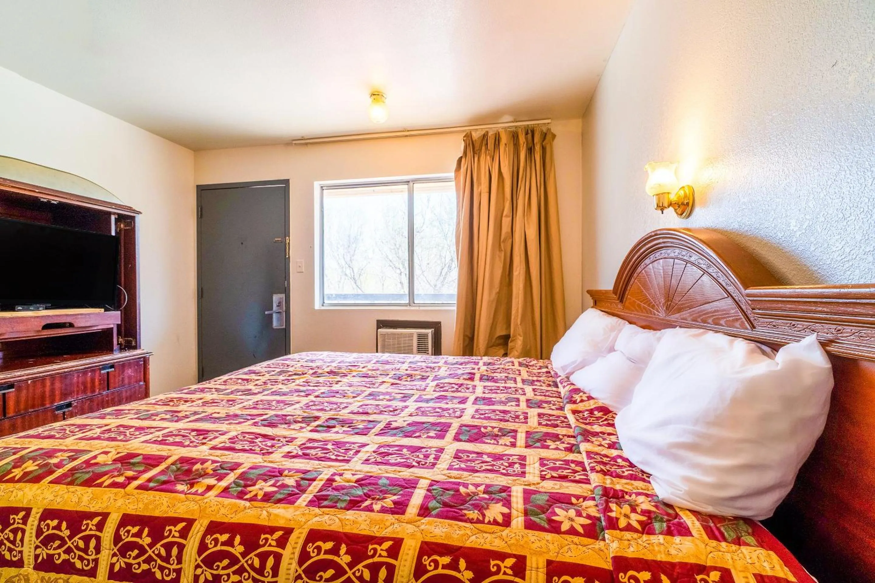 Bedroom, Bed in Castle Inn & Suites By OYO Chickasha